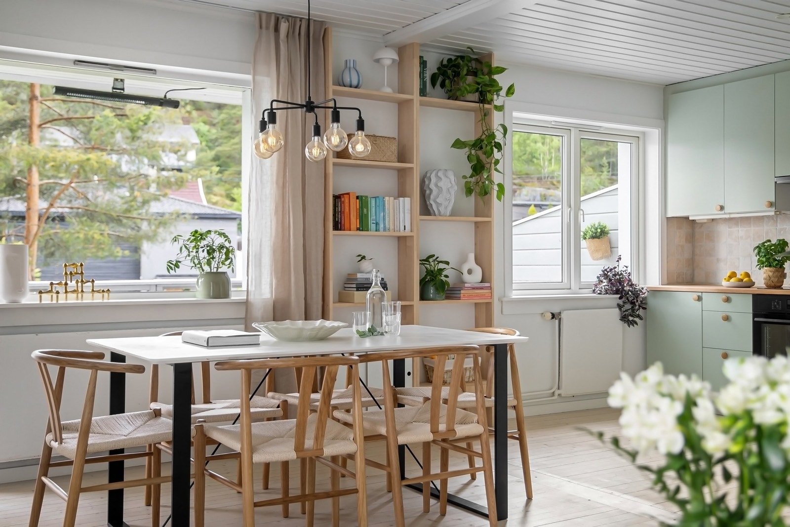 En slik type kjøkkenløsning tilfredsstiller mange behov, for deg som ønsker mye benk- og skapplass og for deg som ønsker et sosialt rom med god kommunikasjon med spisestuen Galleribilde