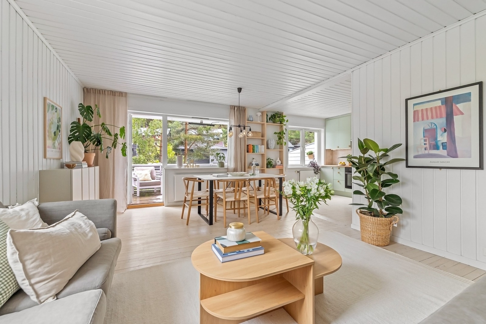 Øverst i en av Årvolls fineste gater finner du Østreheimsveien 25, beliggende ved foten av Lillomarka i et svært attraktivt og frodig området! Galleribilde
