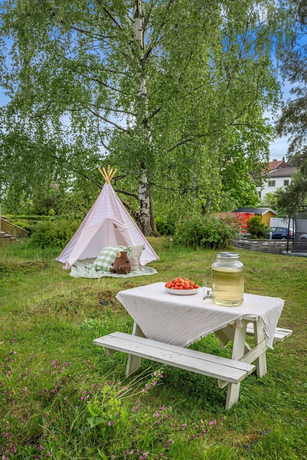 Her er det både trampoline, bålpanne og sittegrupper for felles bruk i sameiet Galleribilde