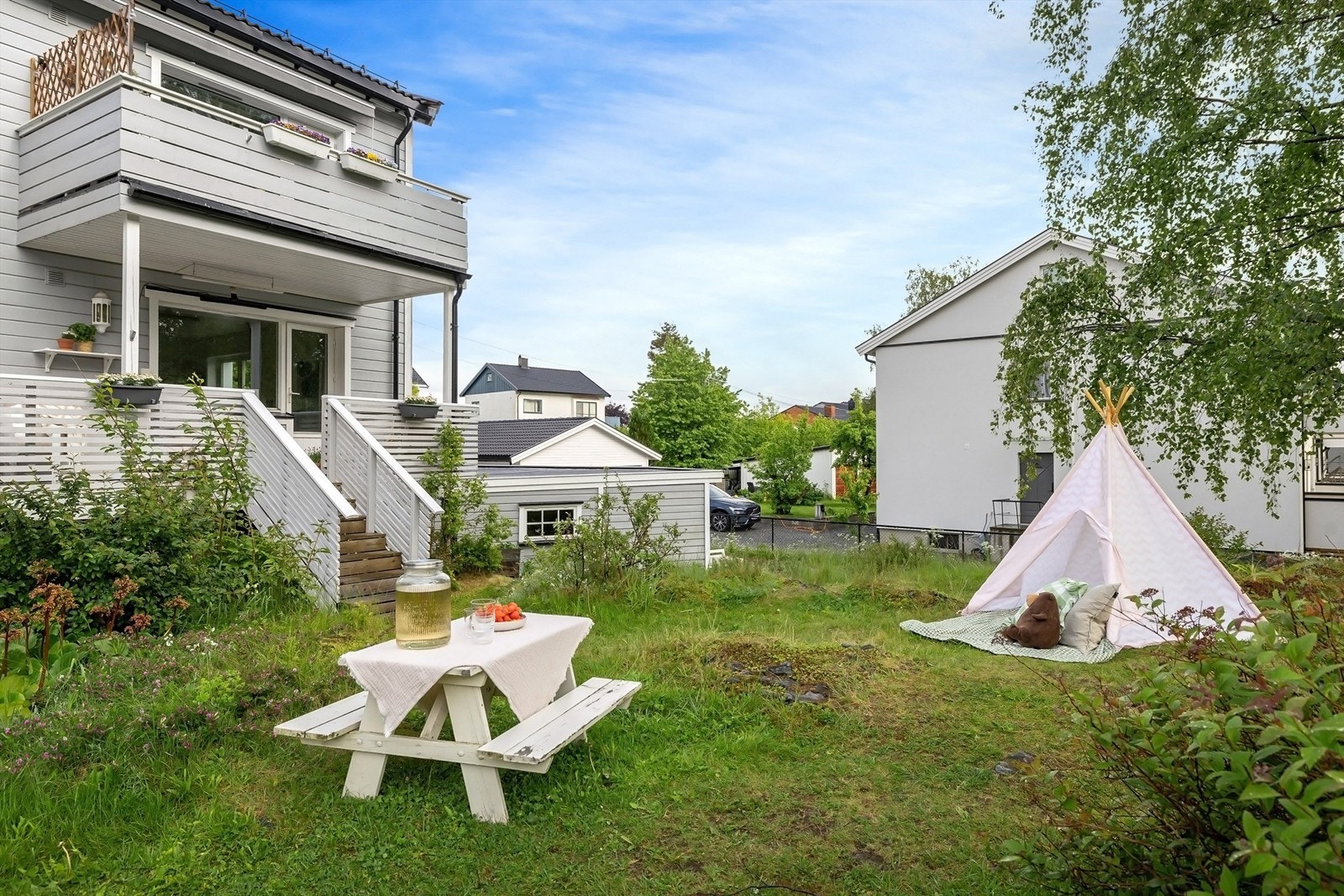 Utenfor husene er det en romslig, felles hage/naturtomt med god plass til å boltre seg for både store og små! Galleribilde