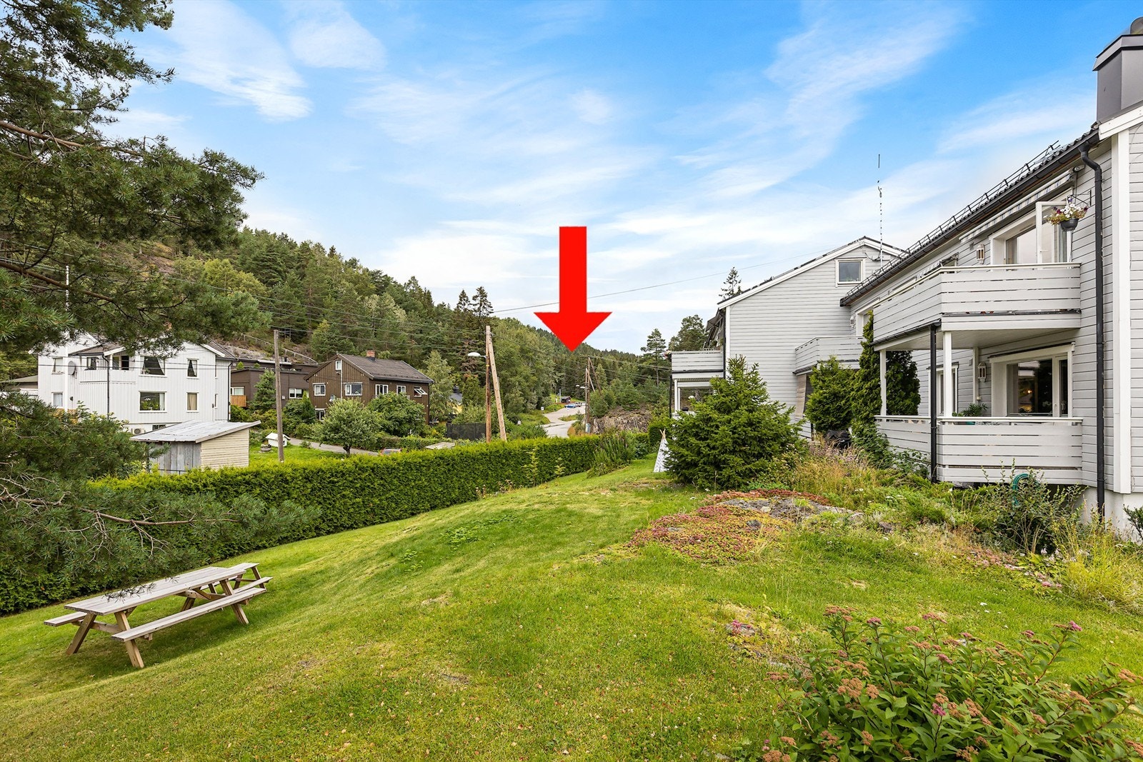 Ta på joggesko, ta ett kveldsbad på Trollvann, kast alpint-skiene eller langrennski på skulderen og gå de 100 meterne det er til markagrensen og Oslo skisenter Galleribilde