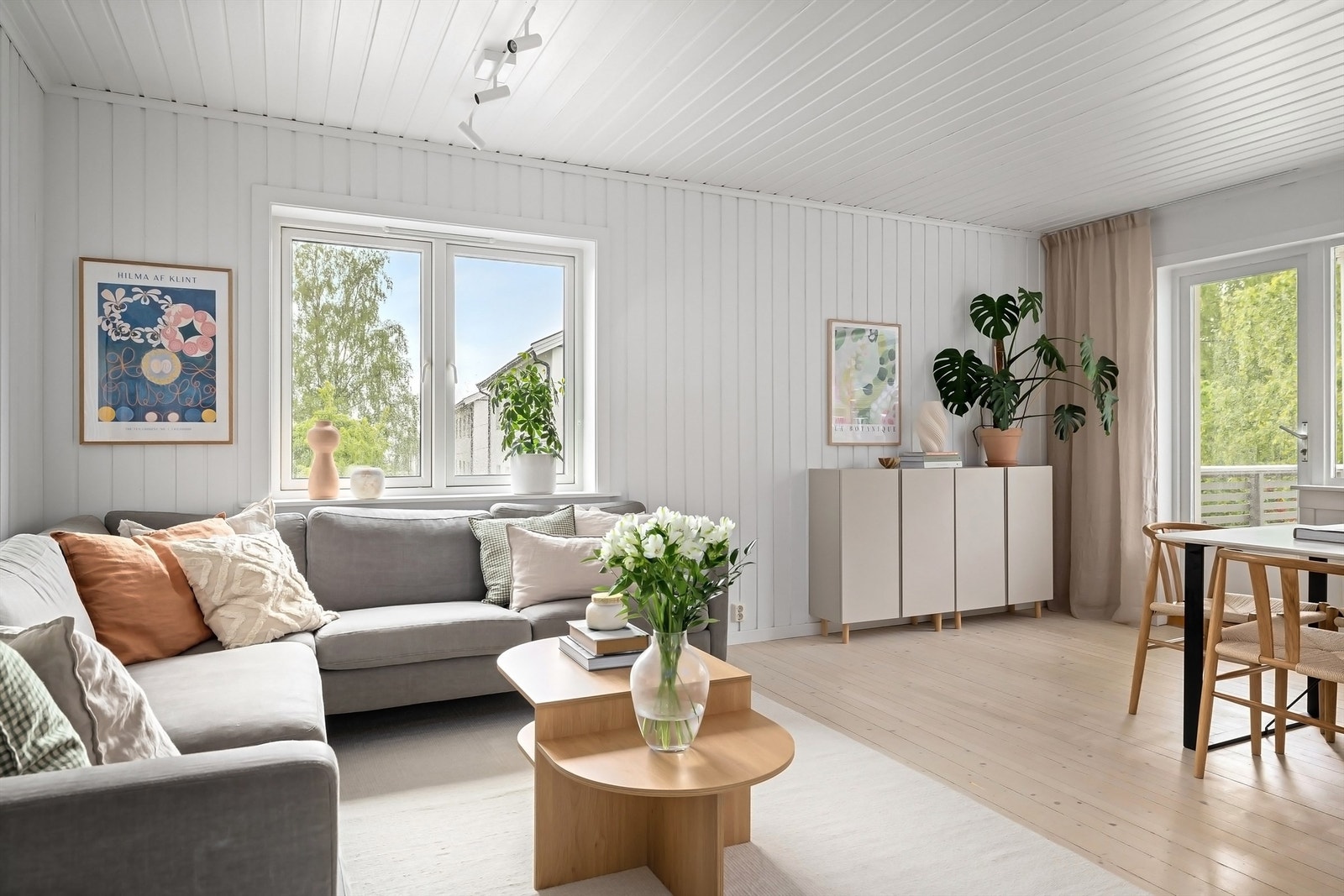 Her er det god plass til sofa med tilhørende salongbord og tv-seksjon Galleribilde