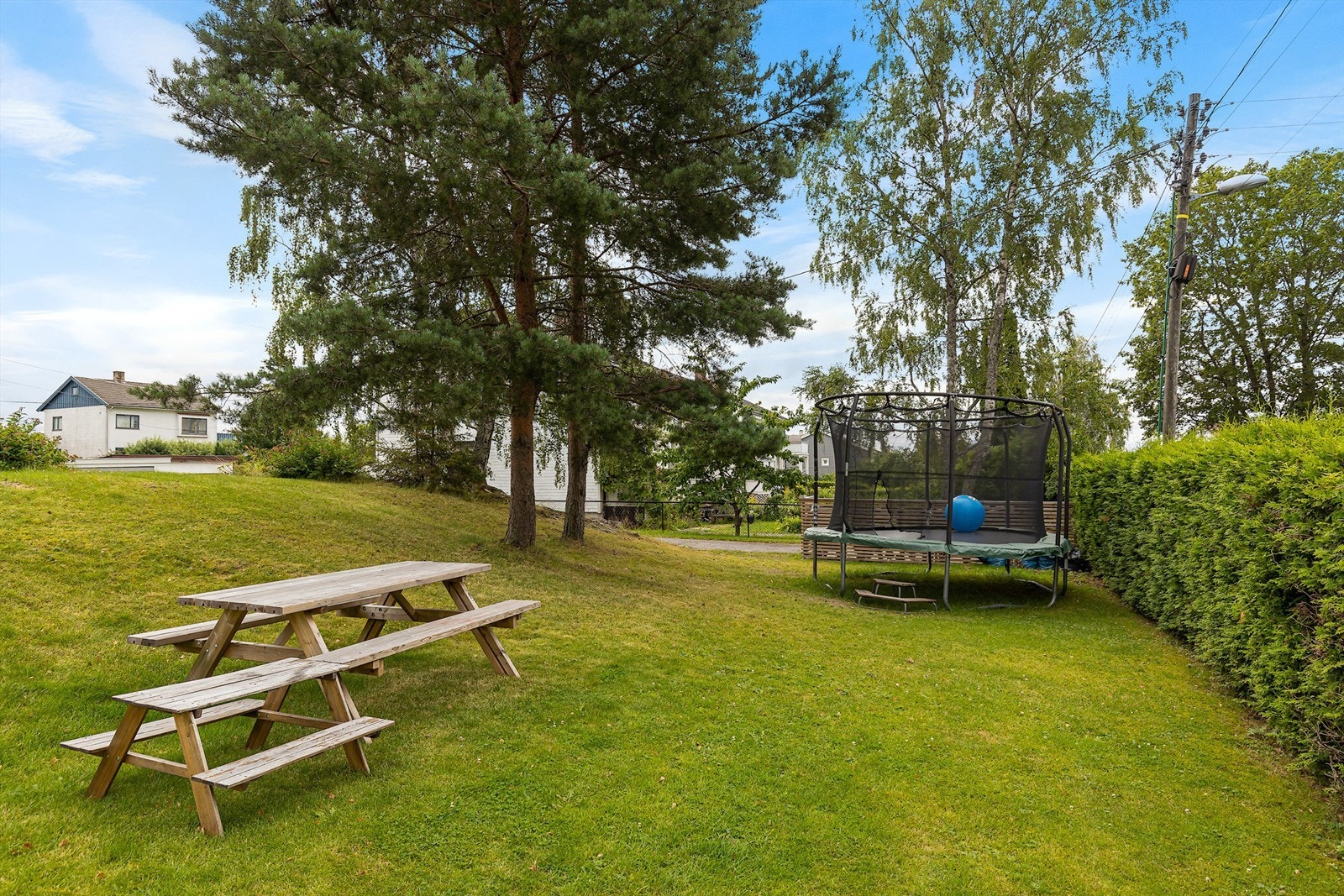 Felles hagenaturtomt med trampoline og felles sittegrupper Galleribilde