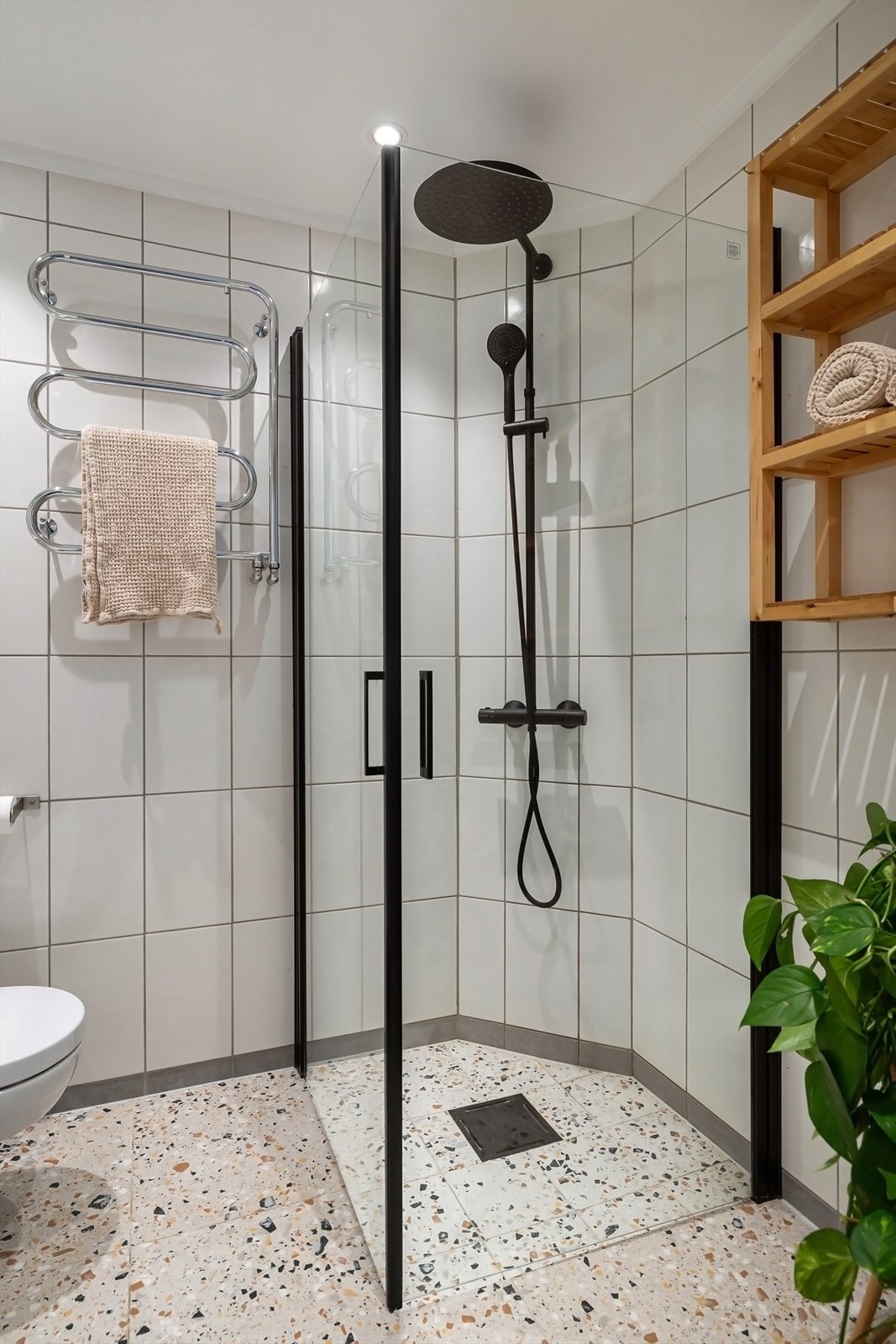 Praktisk dusjhjørne med tilhørende dusjsett med rainshower, samt håndkletørker montert på vegg Galleribilde