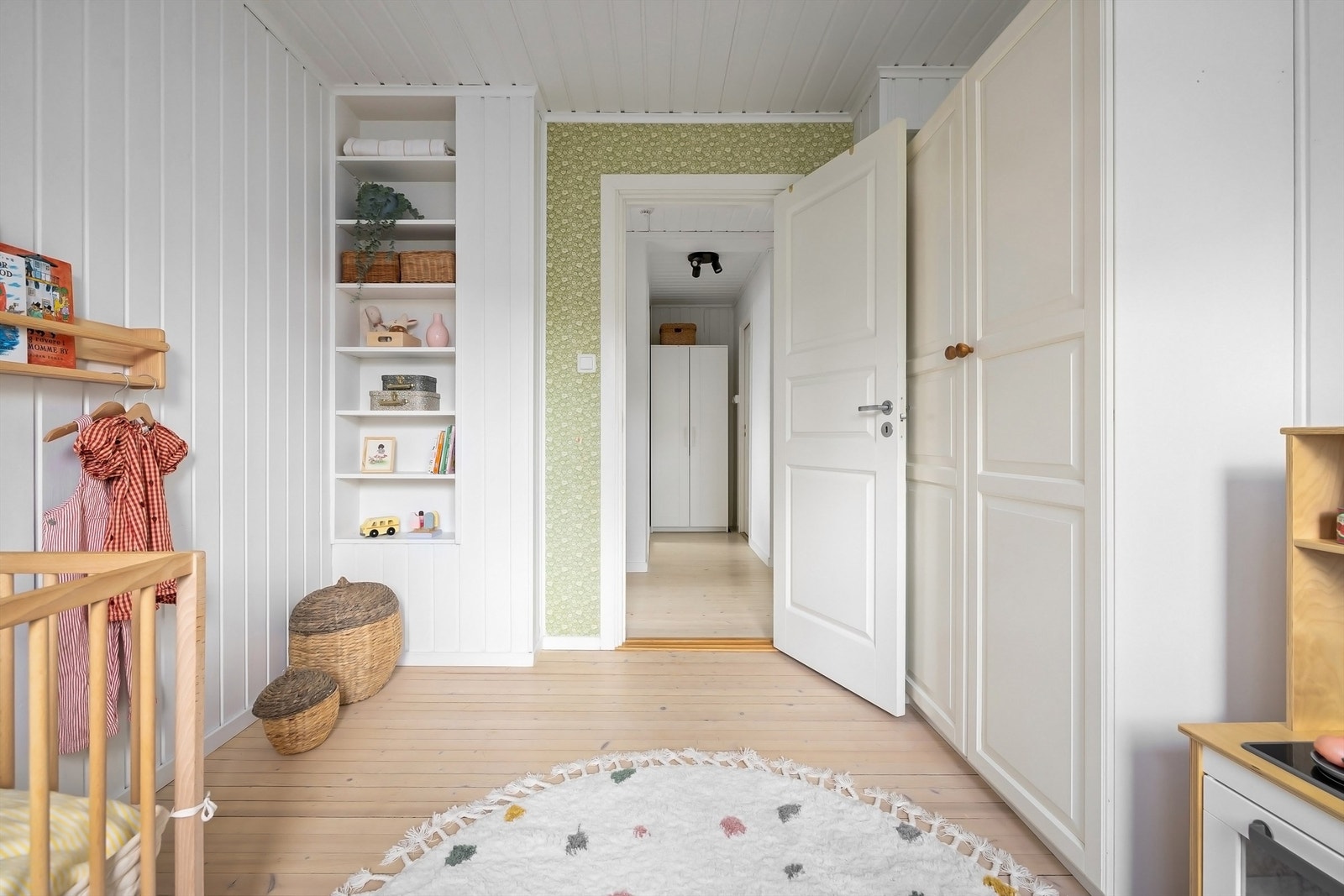 Godt med lagringsplass i en romslig garderobe Galleribilde