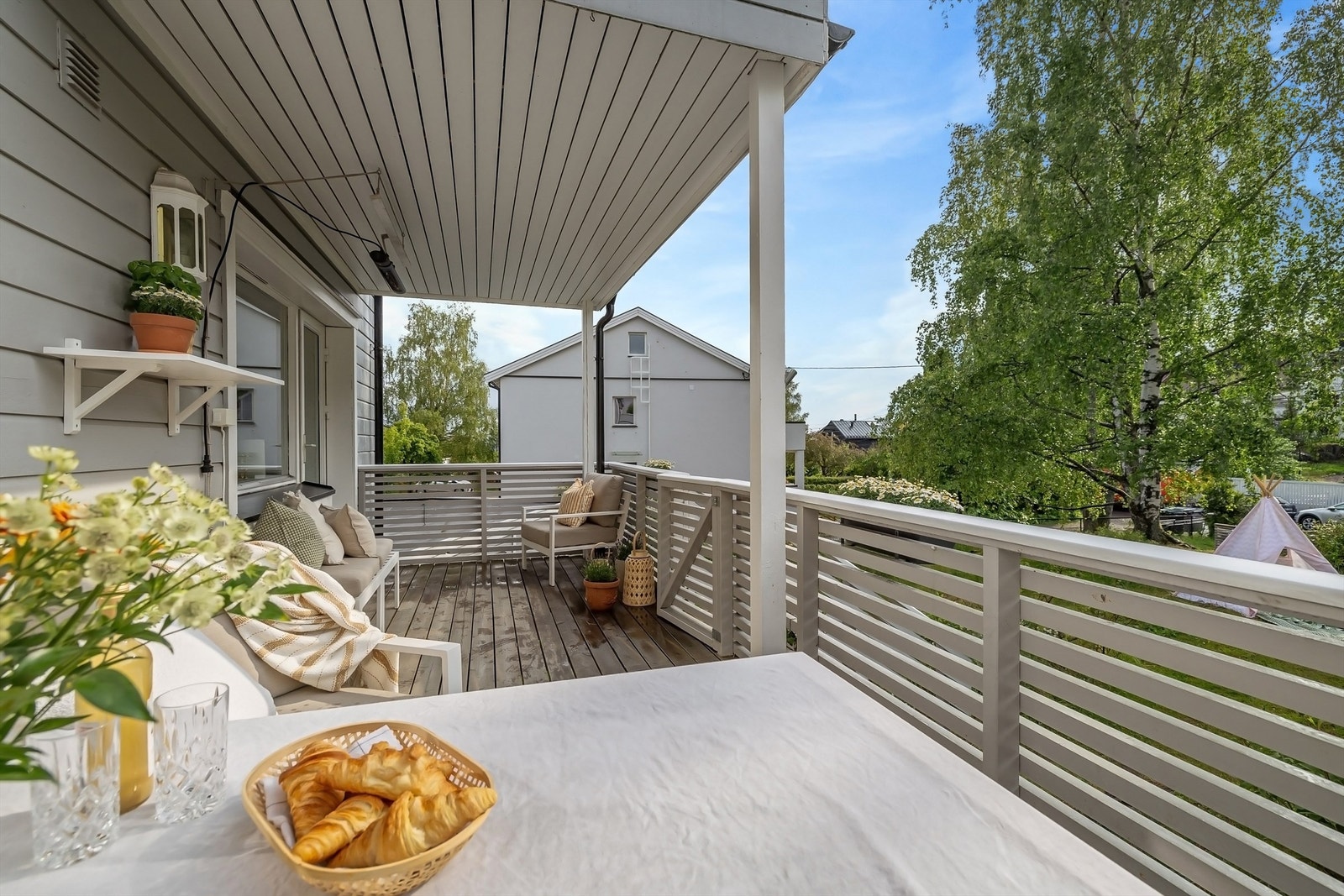Deler av terrassen er overbygget av balkongen over, som gjør uteplassen fullt brukbar også på dager hvor været ikke optimalt! Galleribilde