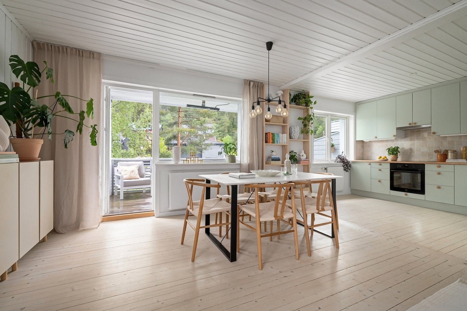 Balkongen byr på sol fra tidlig formiddag til sen ettermiddag/kveld, og i følge eier er solen på balkongen fra ca. 12.00 til 19.30 midtsommers Galleribilde