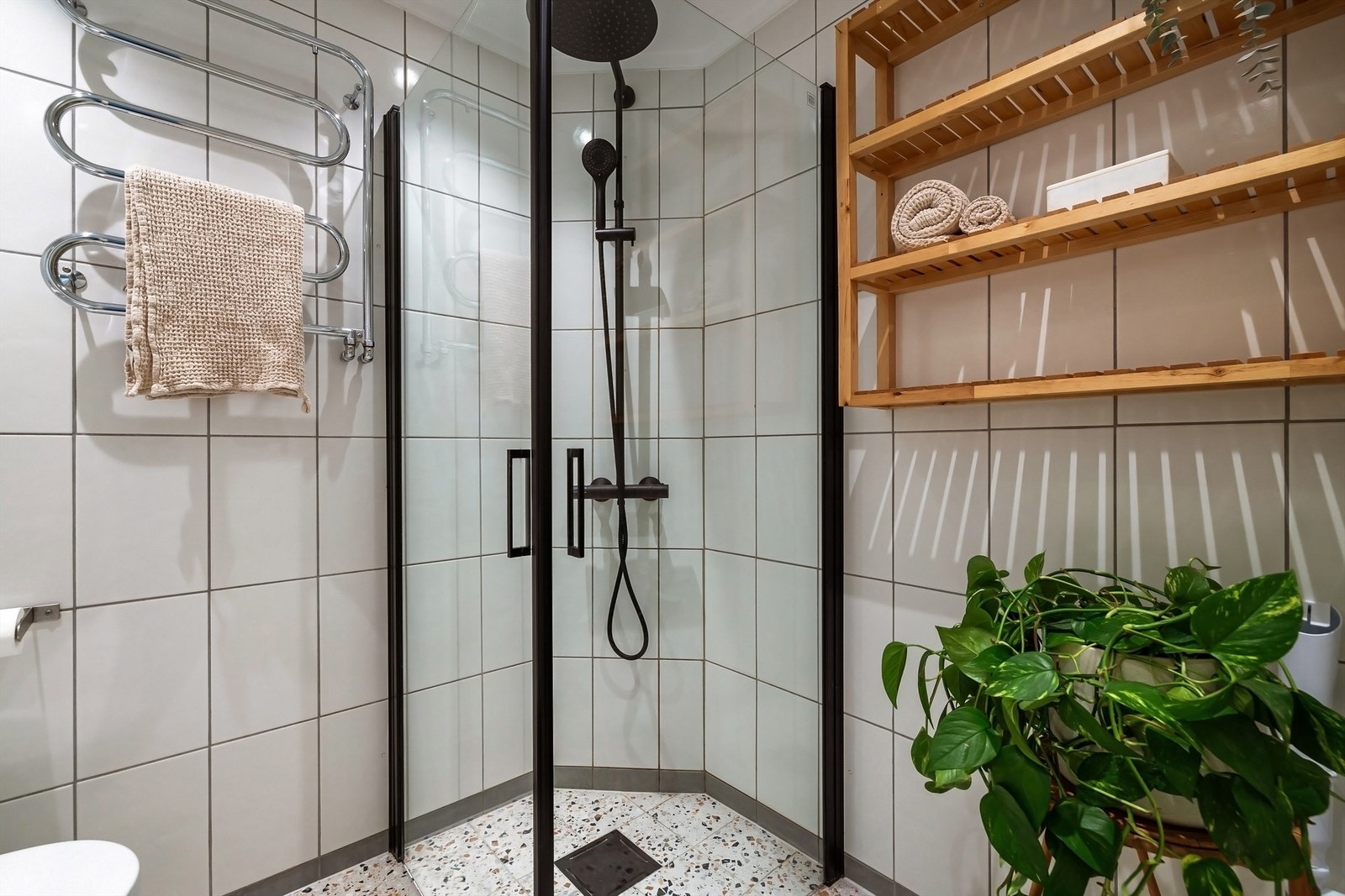 På badet er det opplegg til vaskemaskin om man ikke ønsker å benytte seg av fellesvaskeriet Galleribilde