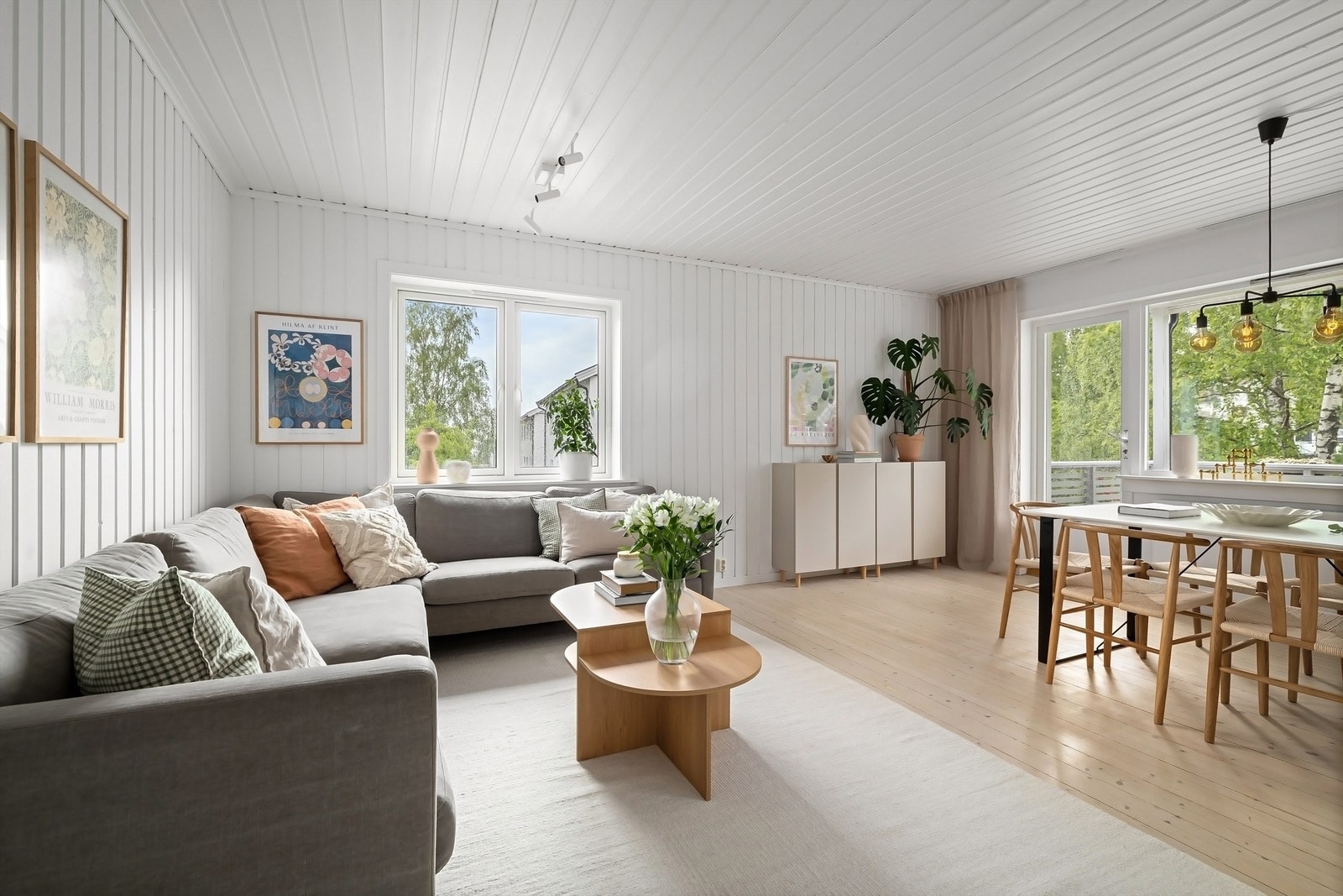 Det første som møter deg i stuen er store vindusflater på flere kanter og utsyn mot den frodige hagen, noe som gir en fantastisk atmosfære Galleribilde