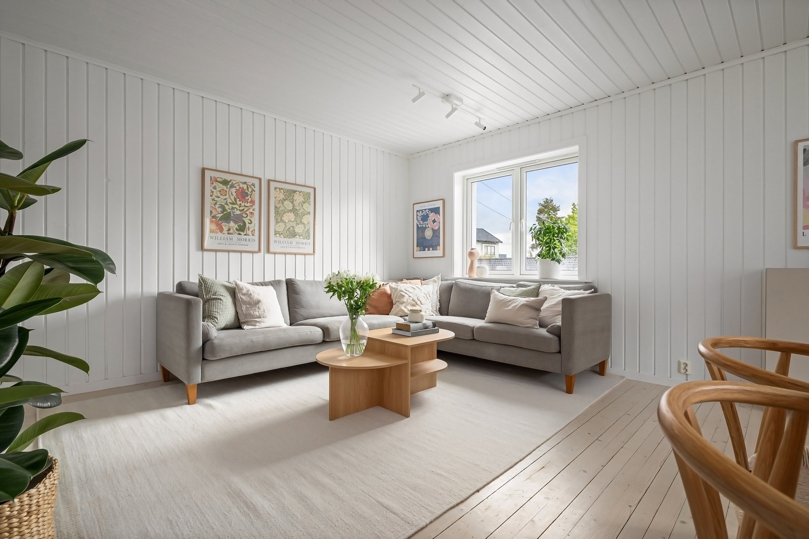 På gulvet er det originalt tregulv som er slipt og hvitpigmentert - lyst og moderne! Galleribilde