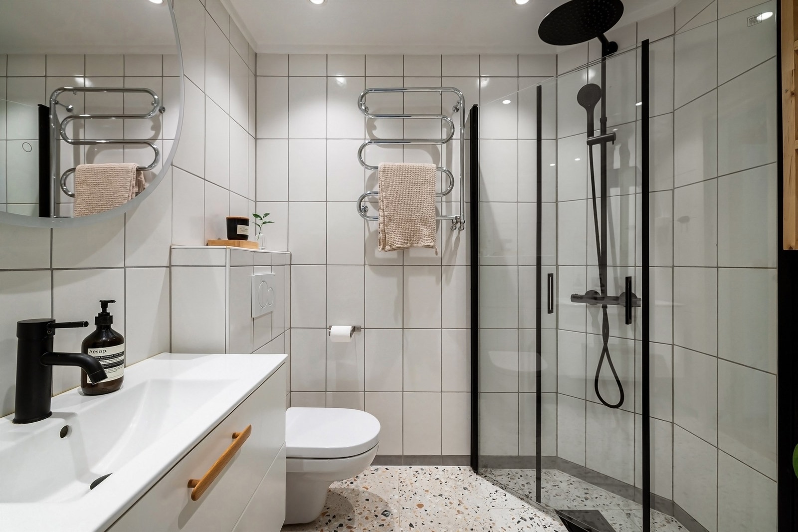 Delikat flislagt baderom oppgradert i 2021med moderne gulvfliser med varmekabler og downlights i himling Galleribilde