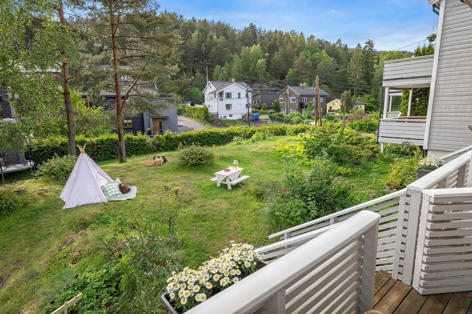 Fra uteplassen er det direkte adkomst til felles hage Galleribilde