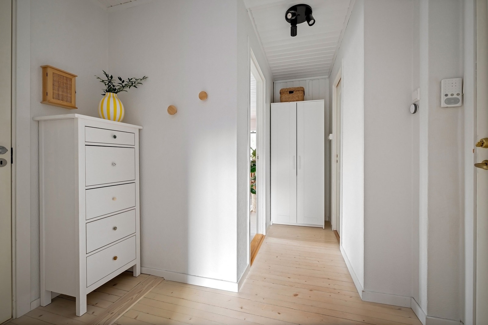 God oppbevaringskapasitet i romslig garderobeløsning, med videre god plass til oppbevaringsmøbel etter eget ønsker og behov Galleribilde