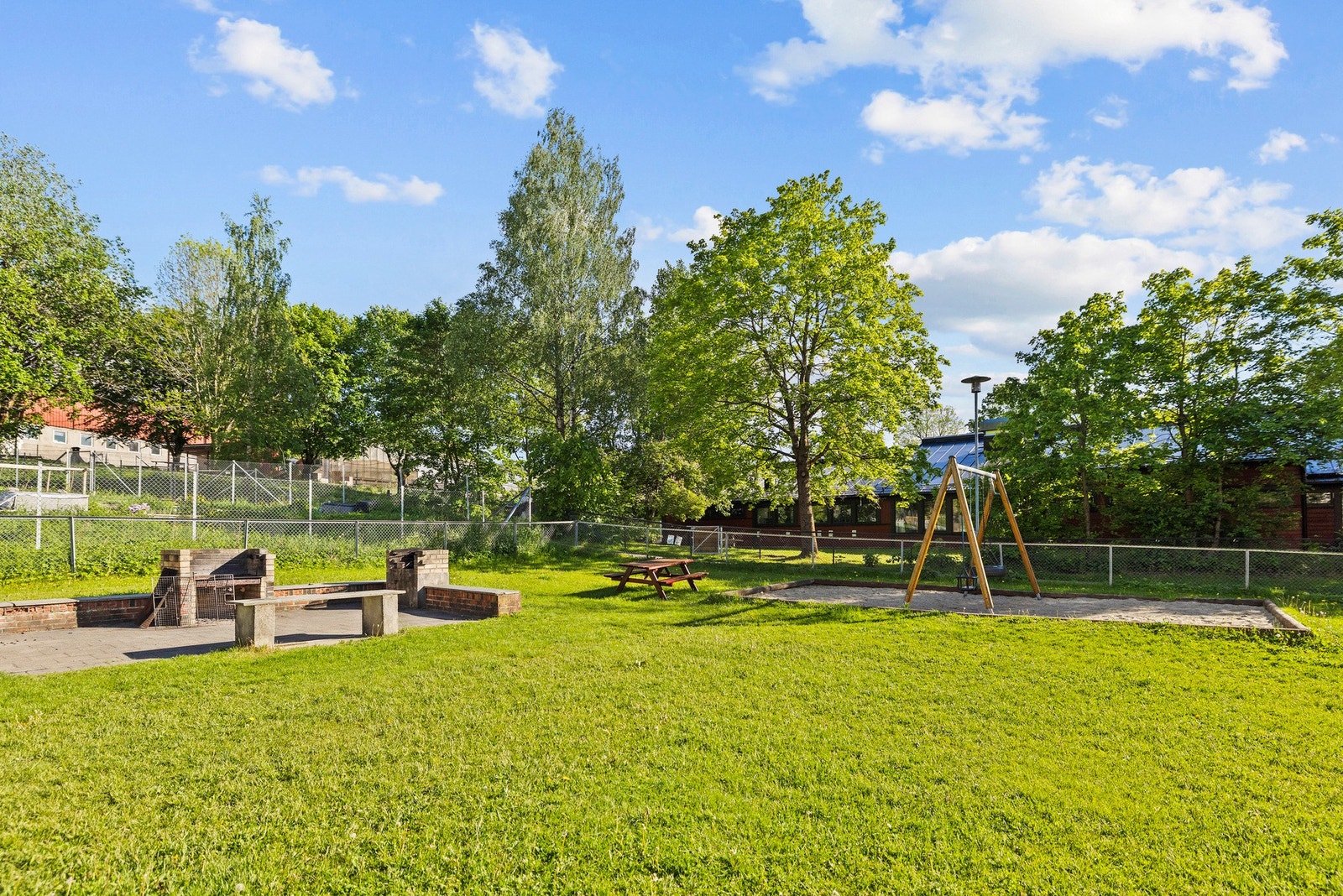 Her har borettslaget felles grillplass hvor man kan holde hyggelige selskap om sommeren Galleribilde