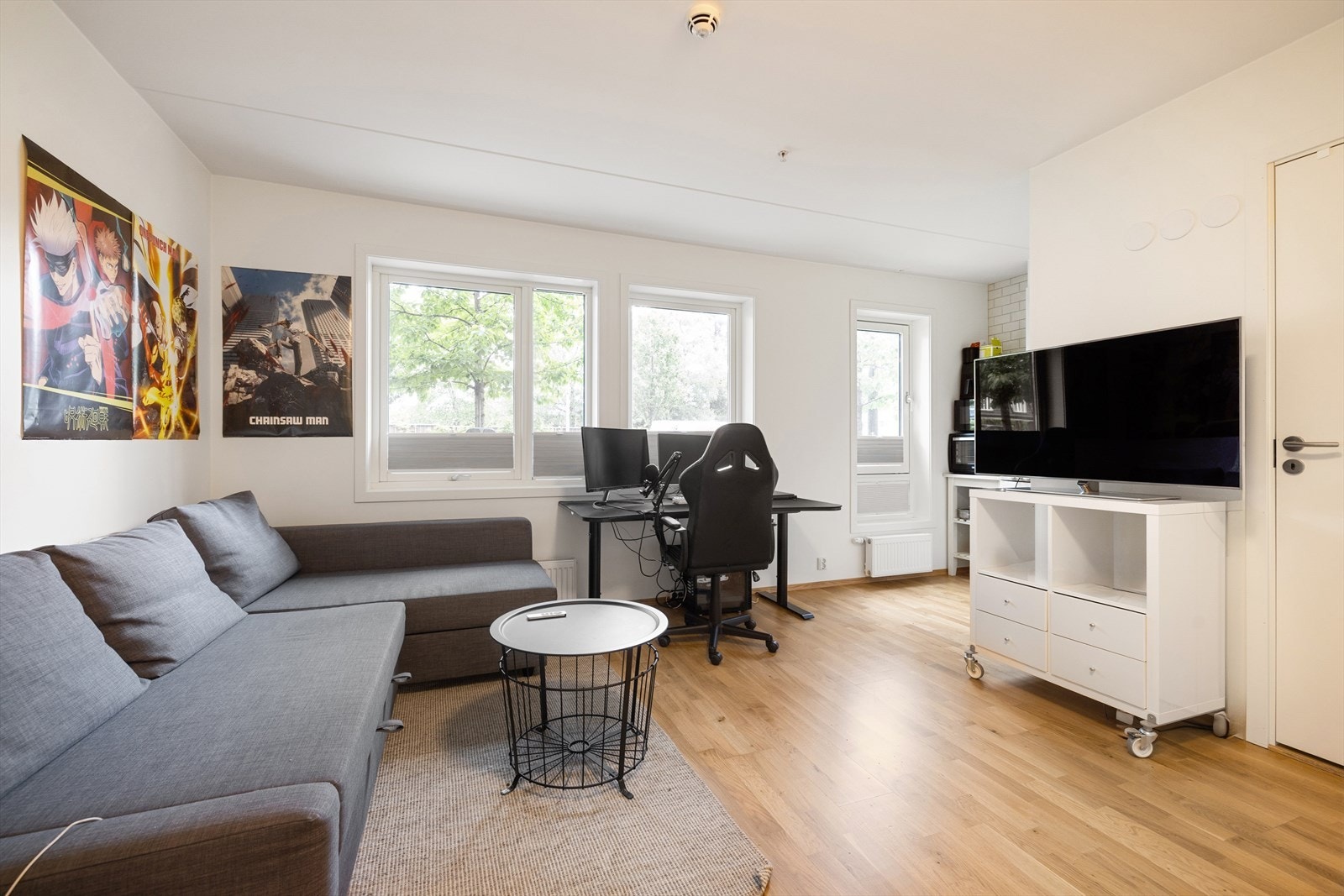 - Egen hybeldel som inneholder en åpen kjøkken/stue løsning og eget baderom - Galleribilde