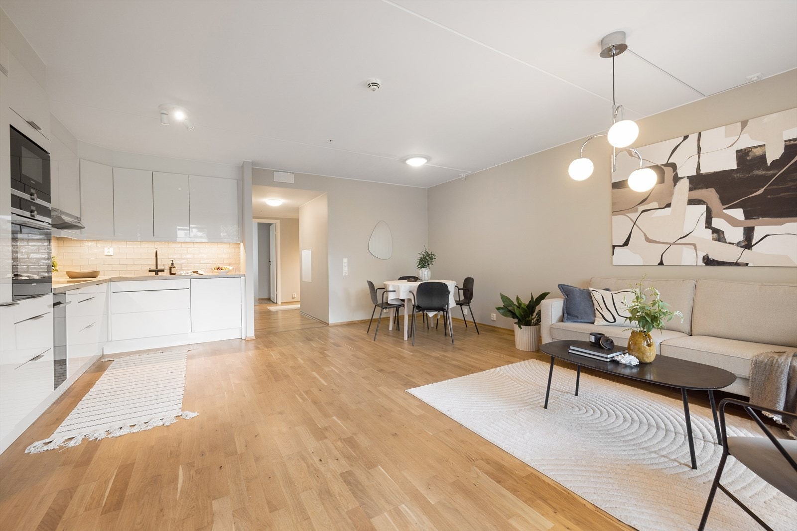 - Stor og luftig åpen stue/kjøkken løsning - Galleribilde