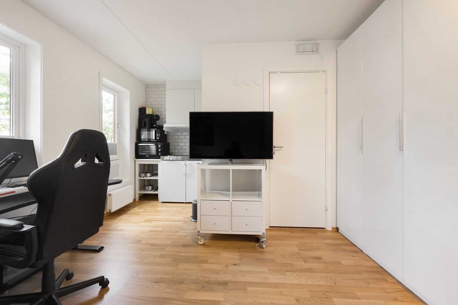 - Hybelen er pr idag utleid til kr. 12 000 /mnd - Galleribilde