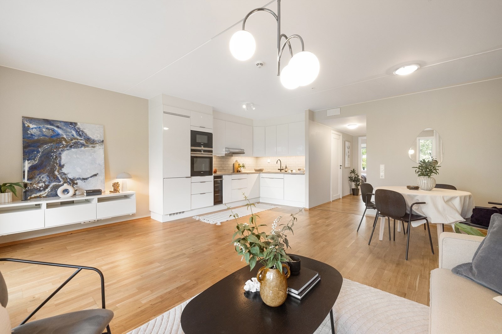 - Det er gode møbleringsmuligheter i stuen, med plass til sofamøbler med tilhørende stuebord, multimedia og annet ønskelig møblement - Galleribilde