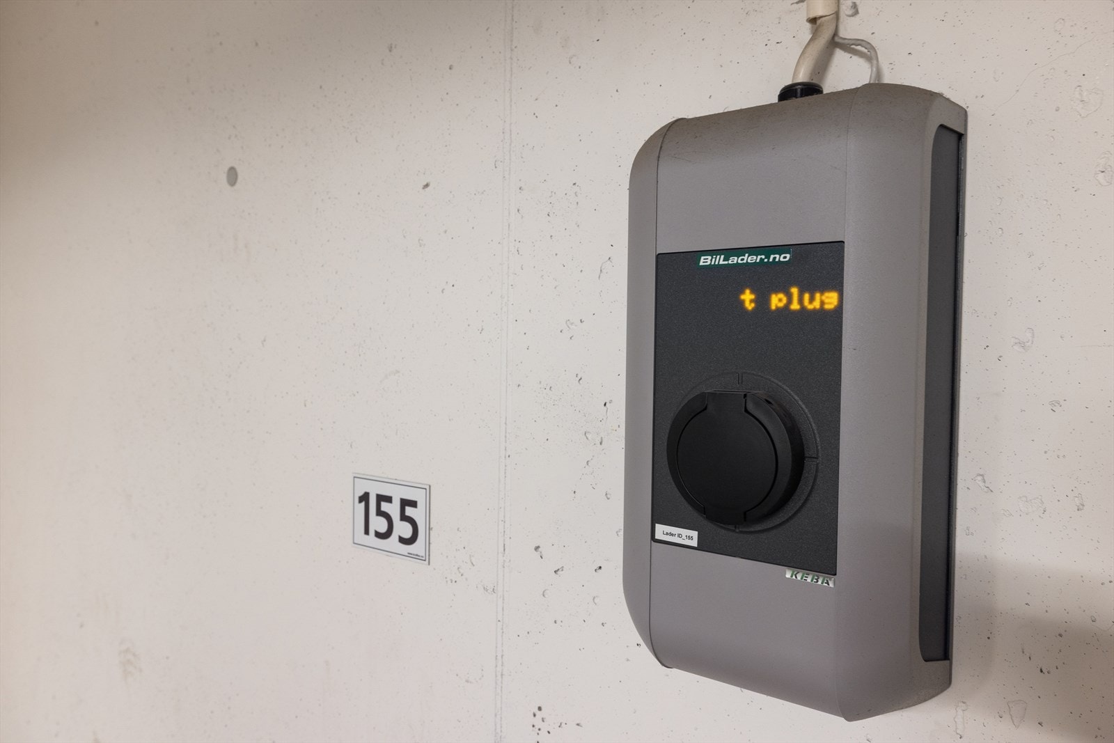 - Elbil-lader er montert på plassen - Galleribilde