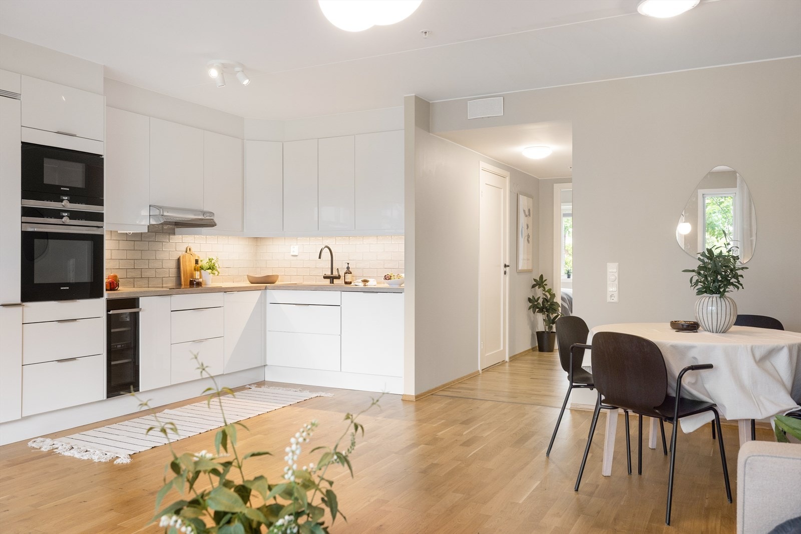 - Kjøkkenet er også innredet med kvalitets hvitevarer; Siemens induksjonstopp, Miele oppvaskmaskin, Samsung kjøle-/fryseskap samt Siemens mikrobølgeovn og stekeovn - Galleribilde