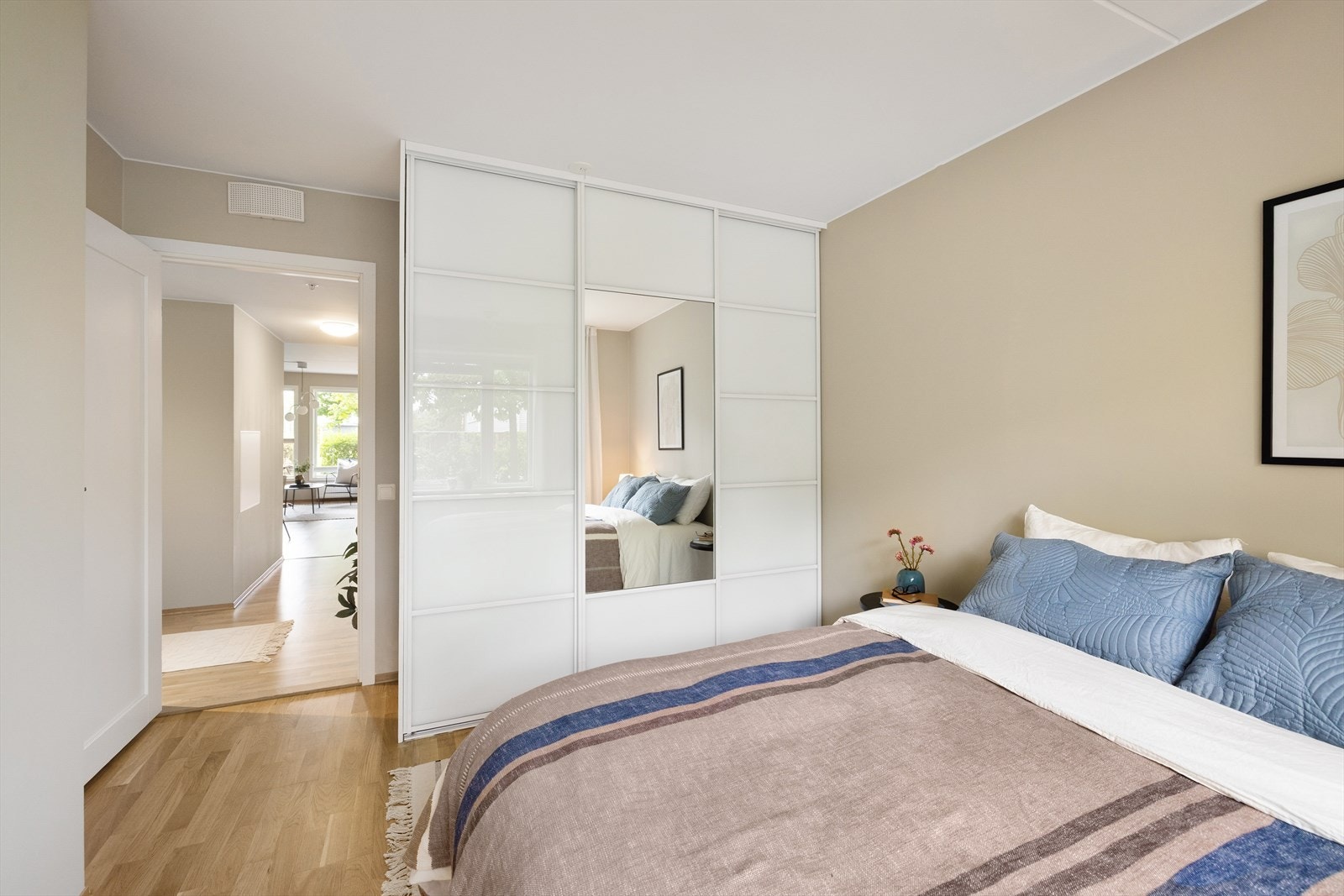 - Praktisk garderobeløsning medfølger - Galleribilde