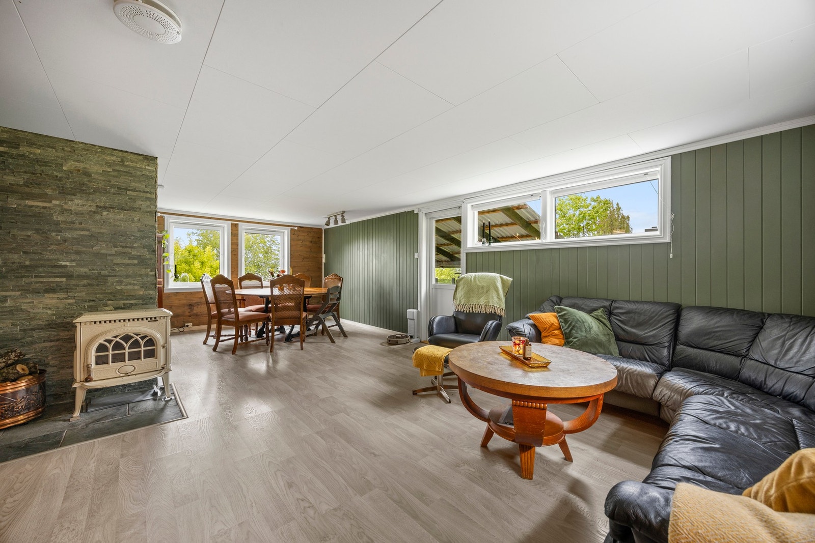 God plass for sofaseksjon med tilhørende møblement og spisebord. Galleribilde