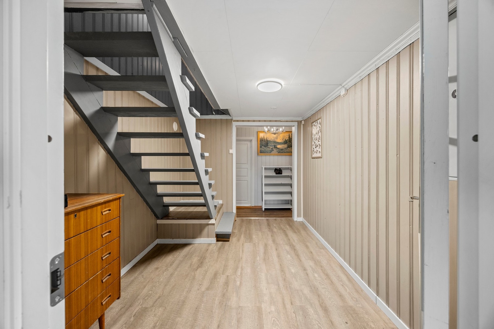 Fra gangen har man trapp opp til loftsetasjen, og gjennomgang til stuen. Galleribilde