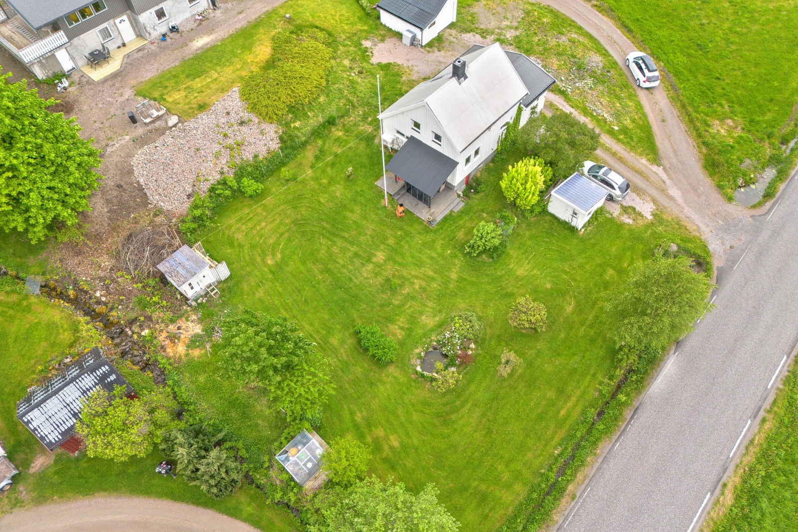 Stor hage med mye boltreplass. Galleribilde