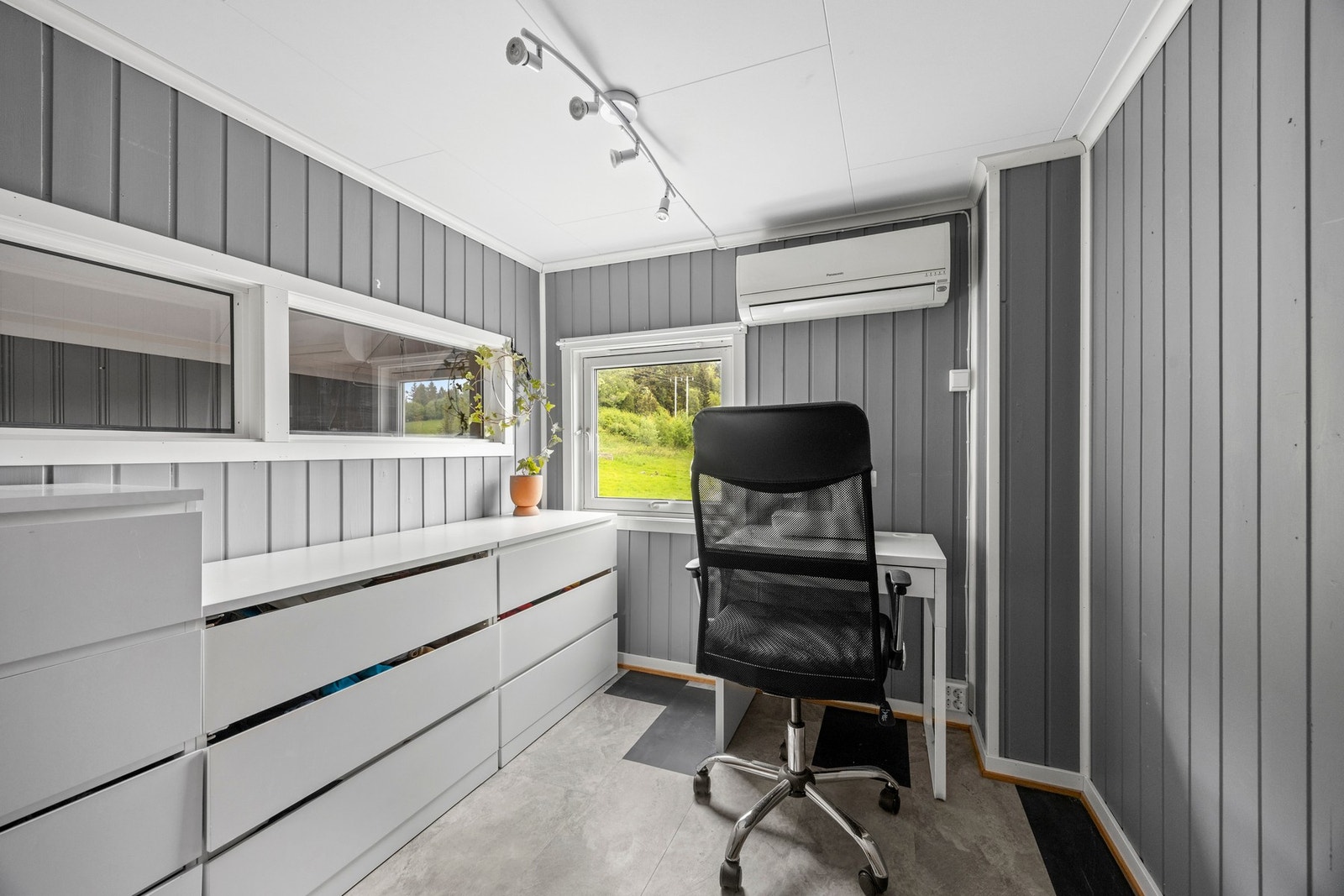 God plass til eksempelvis kontorpult. Montert varmepumpe (opplyses å ha noe dårlig kjøleeffekt). Galleribilde