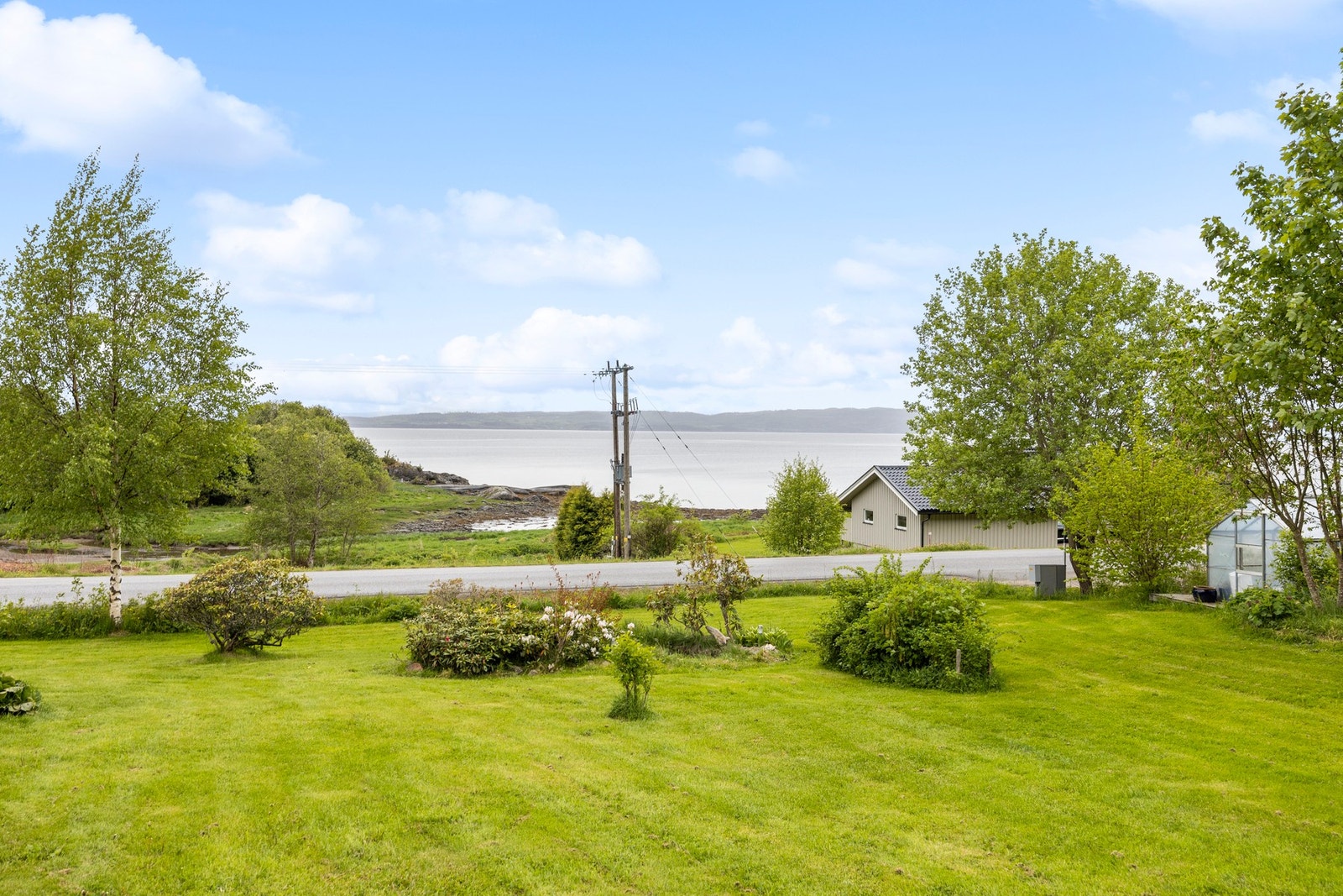 Sjøutsikt. Eiendommen ligger bare ca. 100 meter fra sjøkanten. Galleribilde