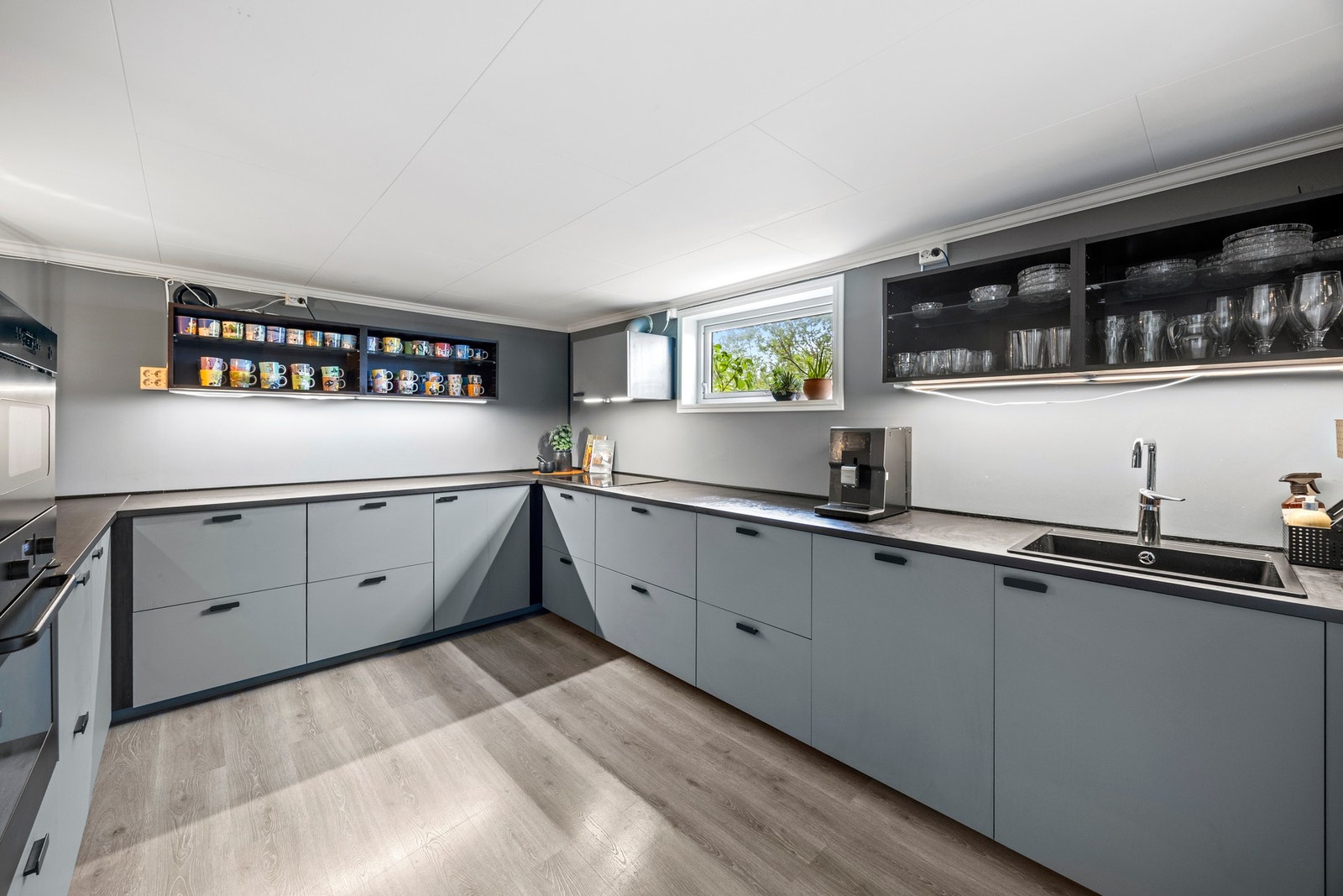 Her finner du rikelig med skap- og benkeplass. Galleribilde