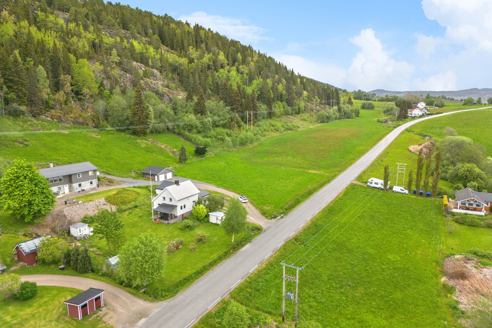 Eiendommen består av bolighus, to uteboder og en garasje. Galleribilde
