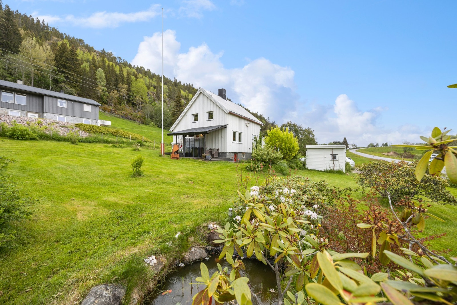 Frodig hage med stor plen. Galleribilde