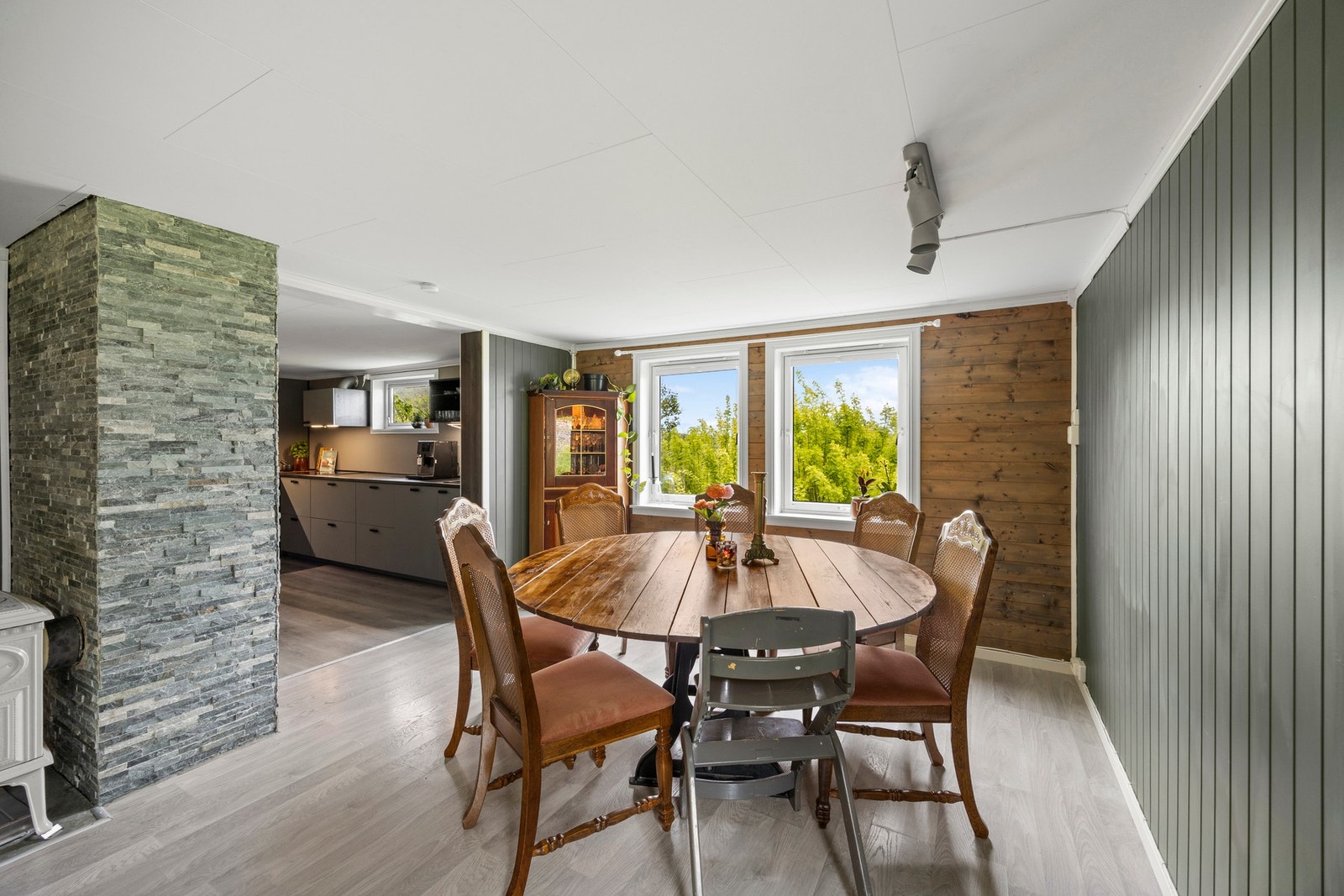 Spisebordet finner sin naturlige plass i overgangen mellom stue og kjøkken. Galleribilde