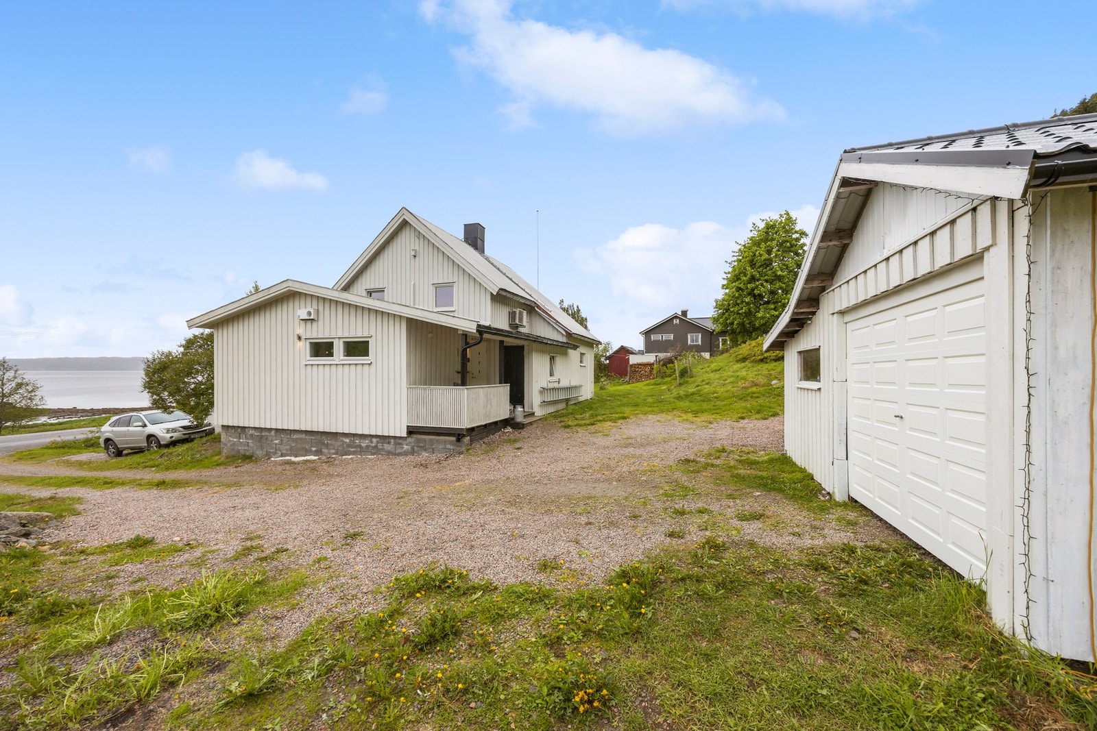 Gårdsplass med garasje. Galleribilde