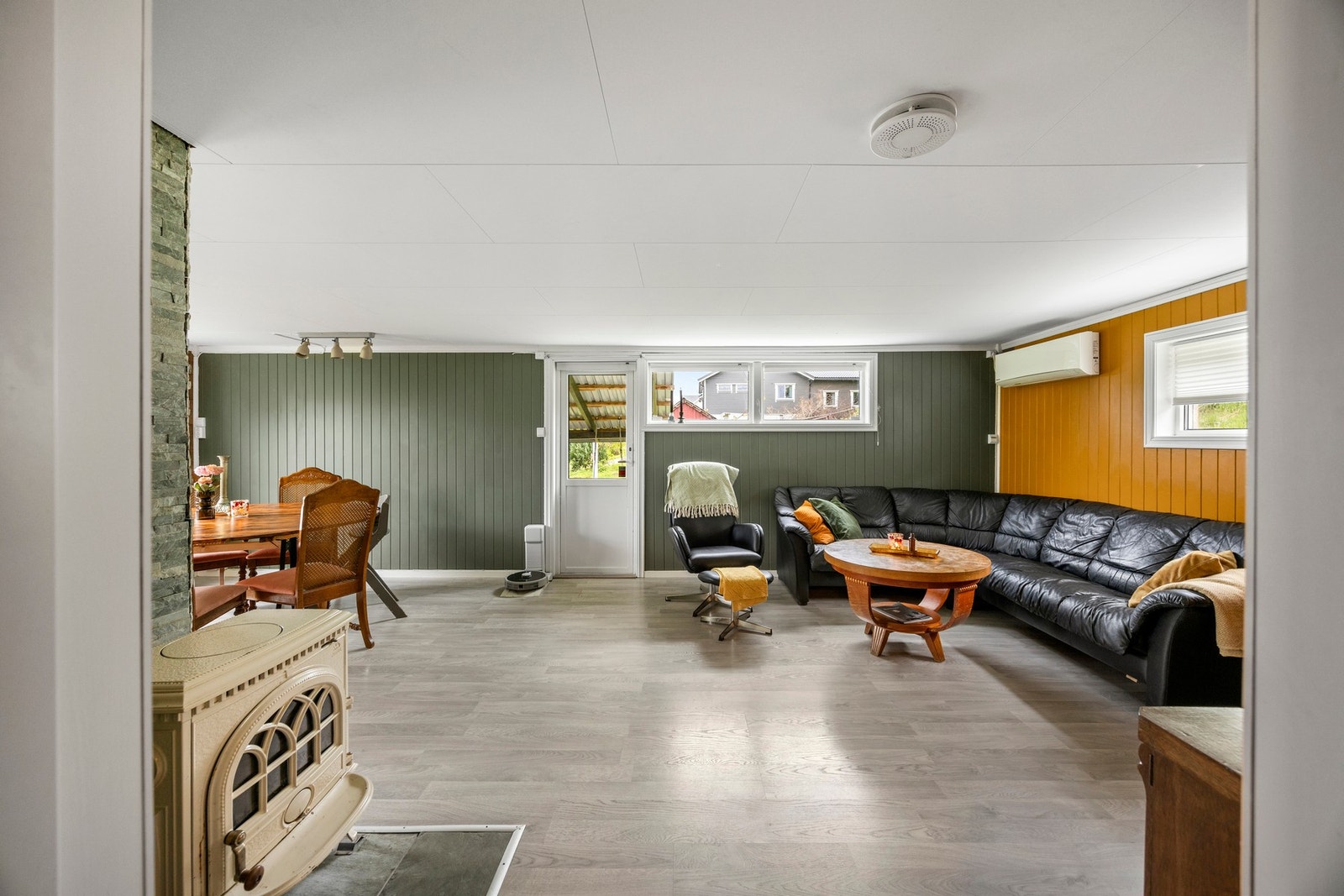 Stuen er utstyrt med både vedovn og varmepumpe. Galleribilde