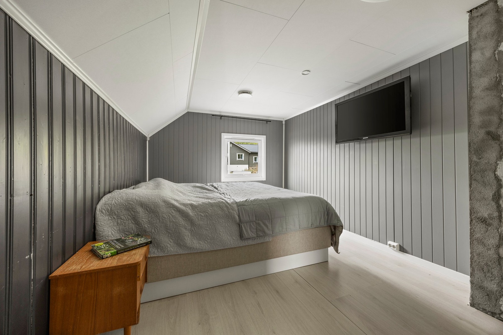 Hovedsoverom - ca. 14,5 kvm. God plass til dobbeltseng og oppbevaringsmøblement. Galleribilde