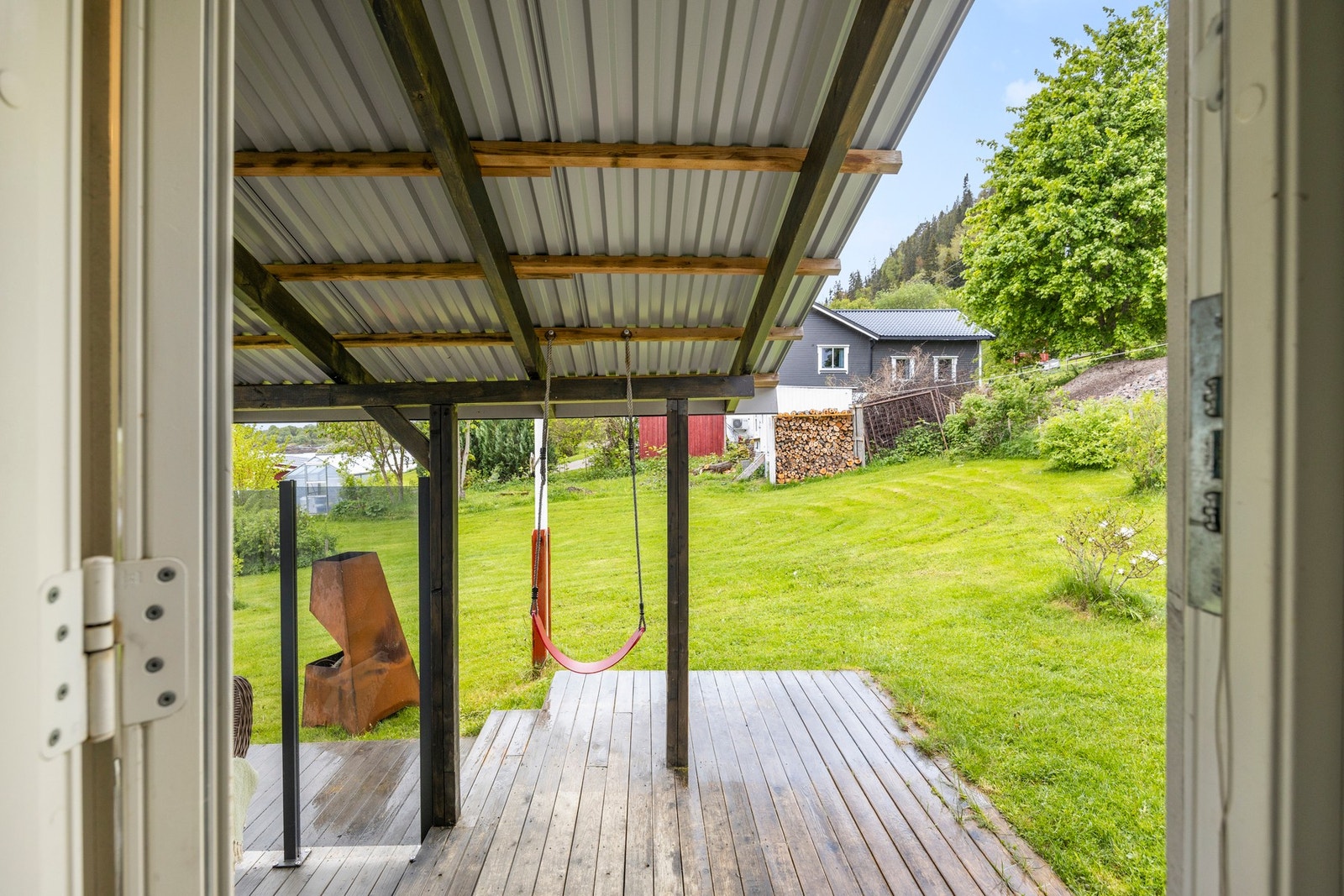 Fra stue er det utgang til takoverbygd terrasse. Galleribilde