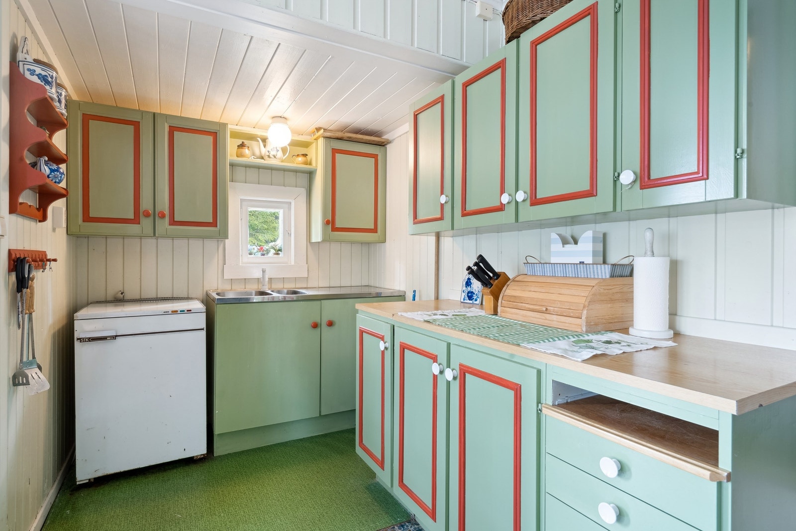 Varmtvannsberederen på ca. 50 liter og hydroforanlegget er praktisk plassert i kjøkkenbenken. Galleribilde