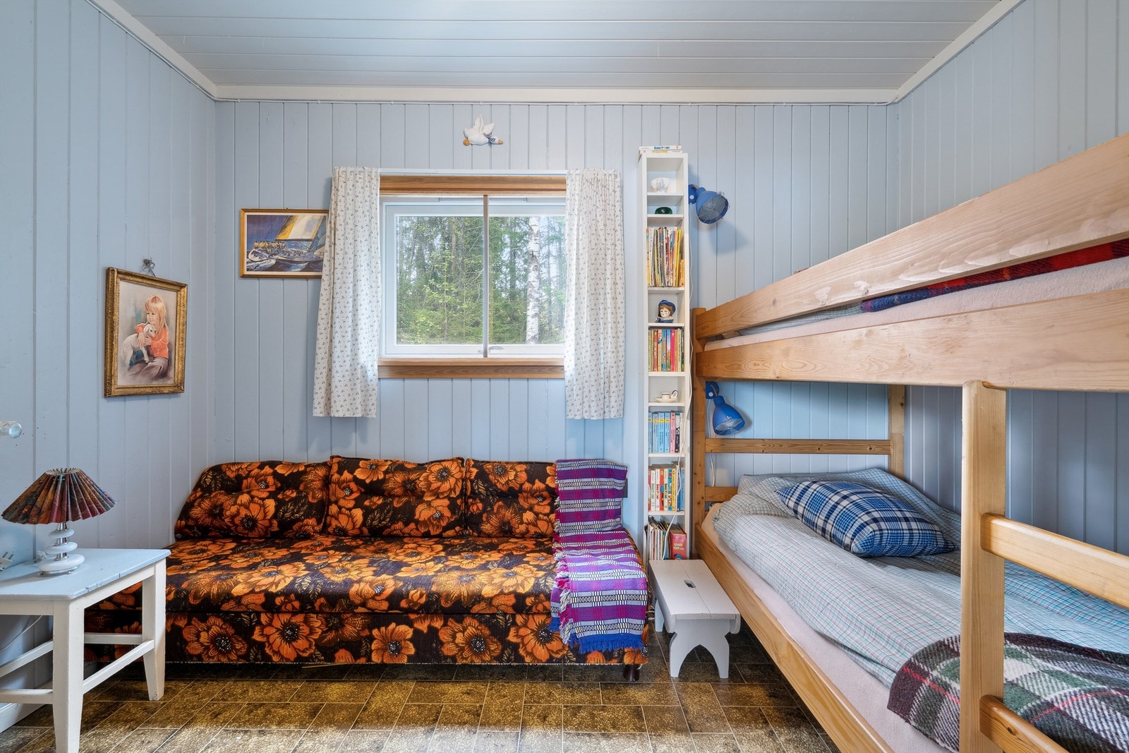 Det andre soverommet er innredet med køyeseng. Begge rommene gir muligheter for personlig tilpasning og møblering etter behov. Galleribilde