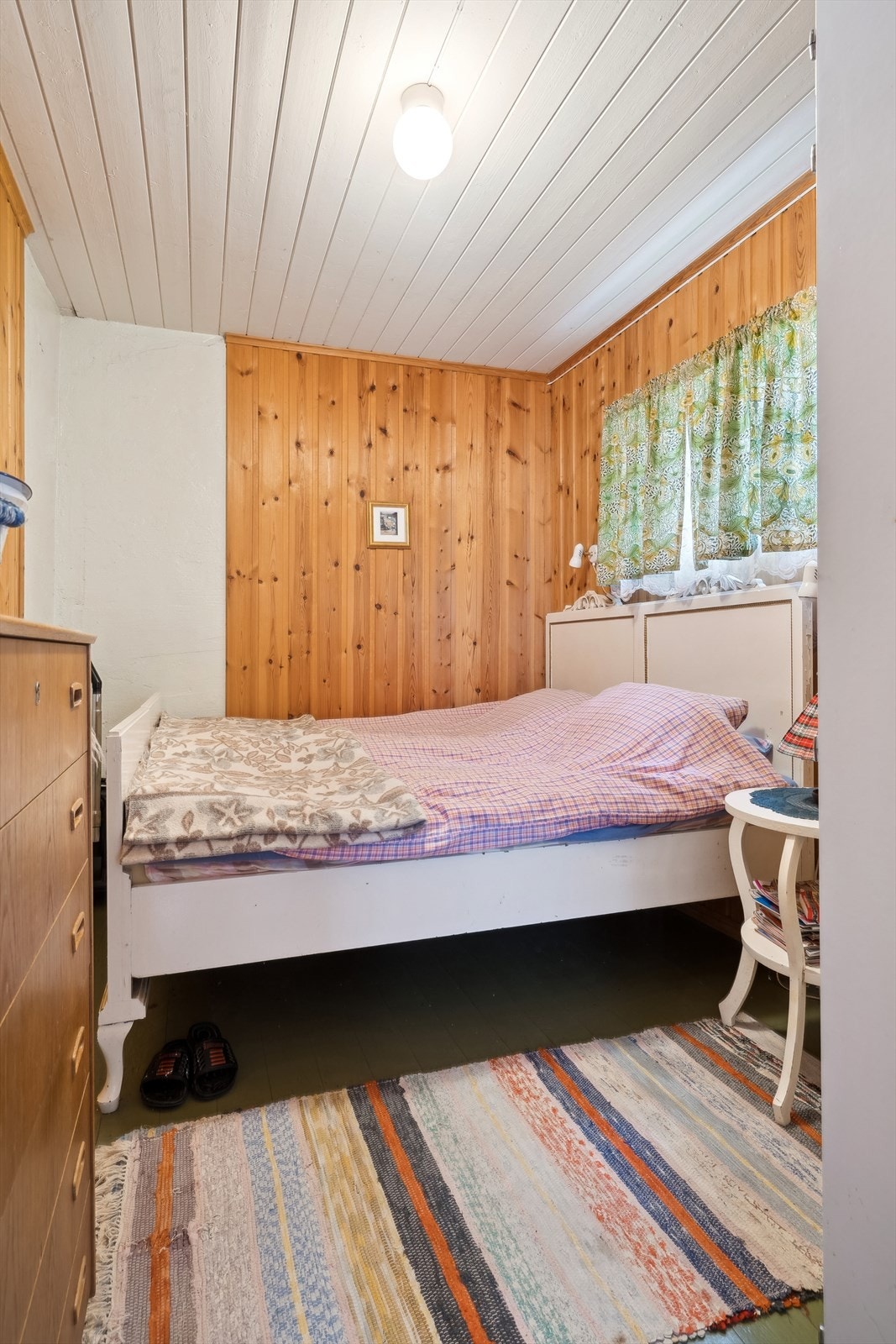 Hytta har to soverom. Det ene soverommet har praktisk direkte adkomst til toalettrommet, og kan fint fungere som et hovedsoverom. Galleribilde