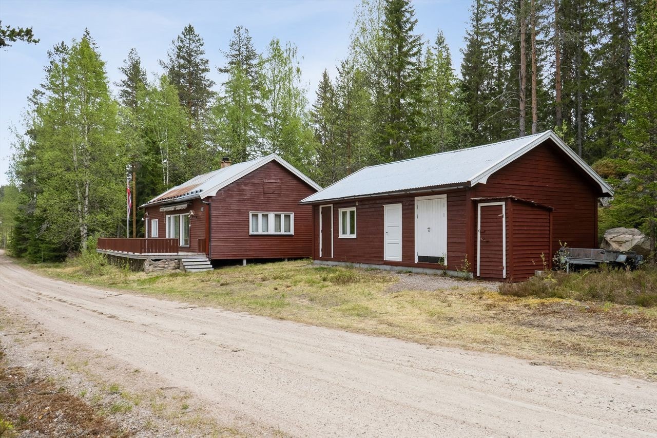 Adkomst via privat skogsbilveg, men det er ikke tinglyst noen vegrett. Kostnader tilknyttet vedlikehold og brøyting må påregnes. Galleribilde