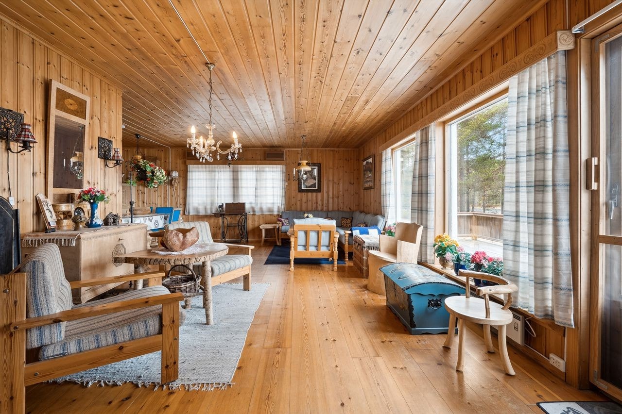 Stuen er romslig, med direkte tilgang fra kjøkkenet. En nyere peisovn sørger for lun og god varme på kjølige kvelder. Galleribilde