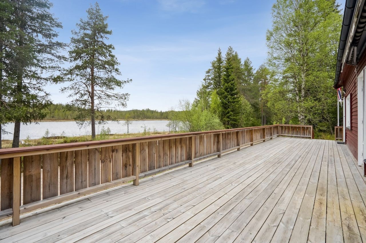 Terrassen er tilknyttet inngangspartiet og har adkomst fra stuen. Galleribilde