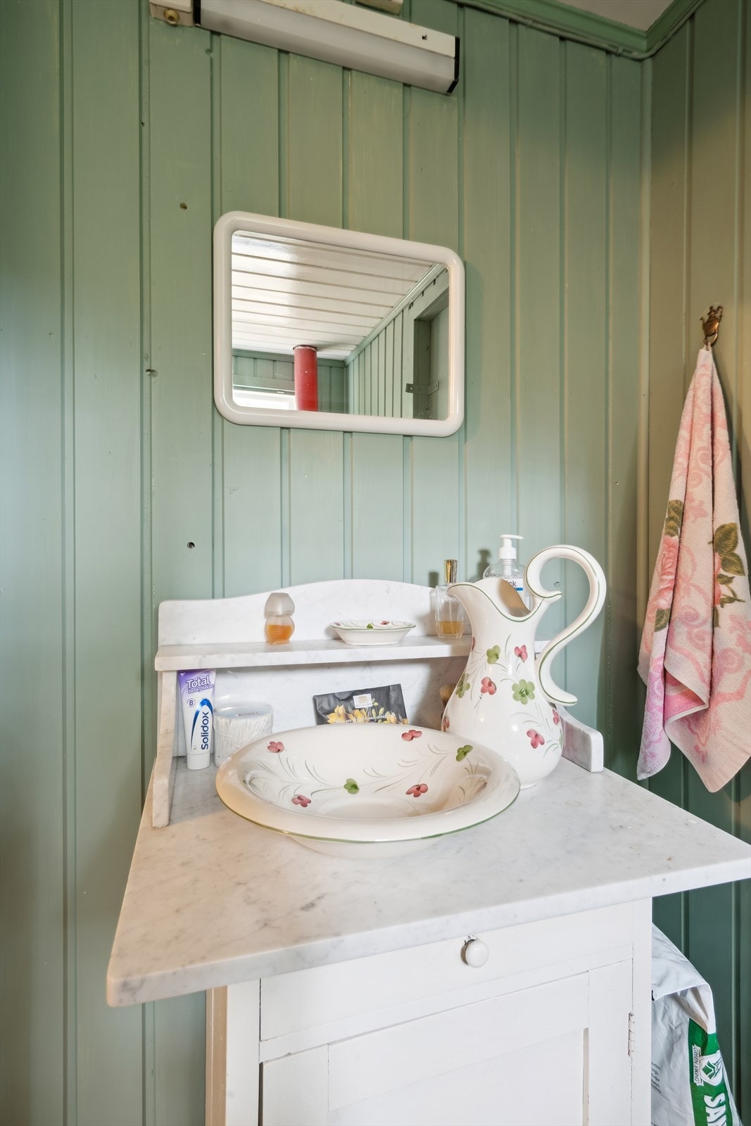 Toalettrommet (TG2) har adkomst via det ene soverommet, med mulighet for å etablere utvendig adkomst. Rommet er utstyrt med et servantskap med vaskefat (uten vanntilkobling) og en biodo-løsning med septiktank plassert i krypkjelleren. Galleribilde