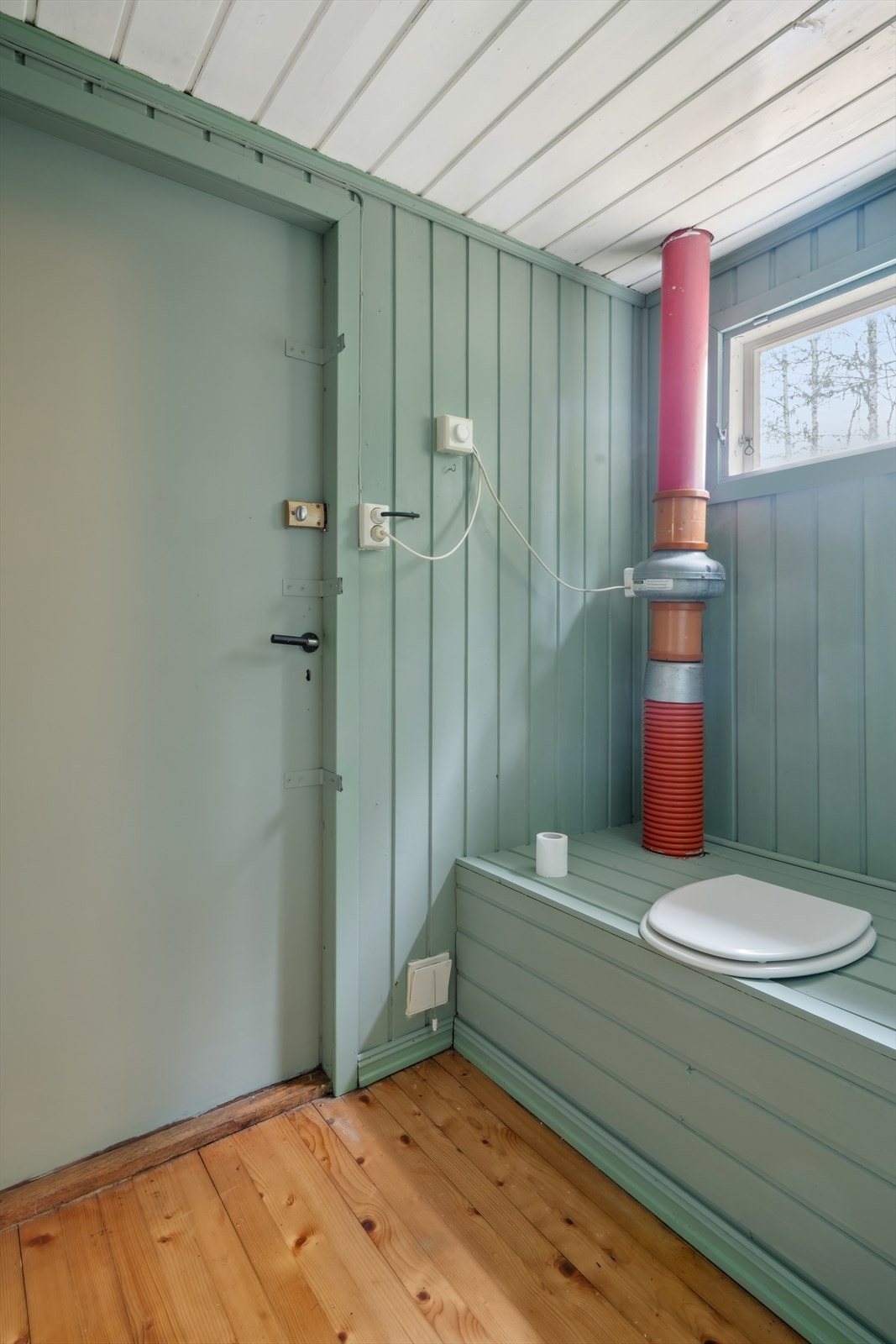 Det er mekanisk avtrekk tilknyttet septiktanken og tilluft via en klaffventil i yttervegg. En panelovn sørger for oppvarming. Galleribilde