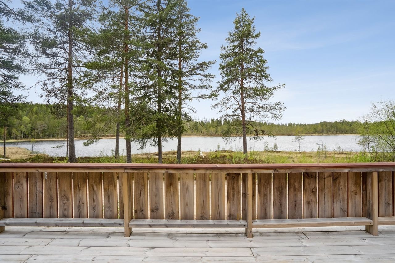 Romslig terrasse med gode møbleringsmuligheter og flott utsikt. Galleribilde