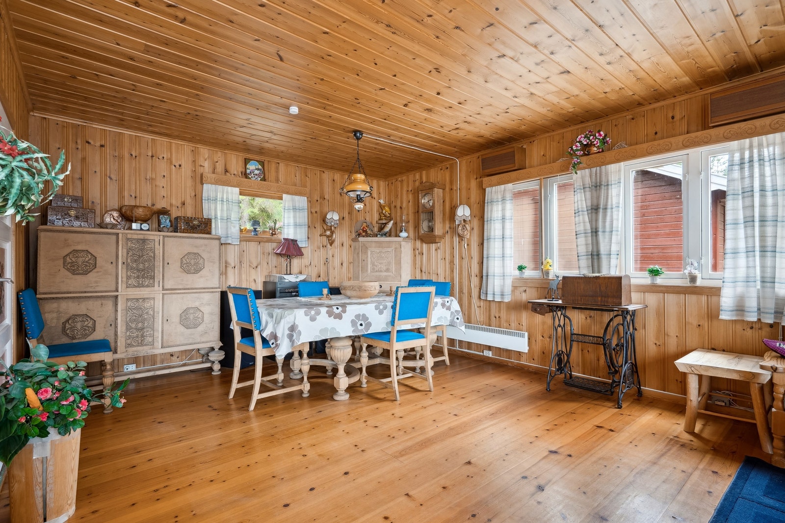 Fra stuen er det også utgang til den solrike terrassen. Galleribilde