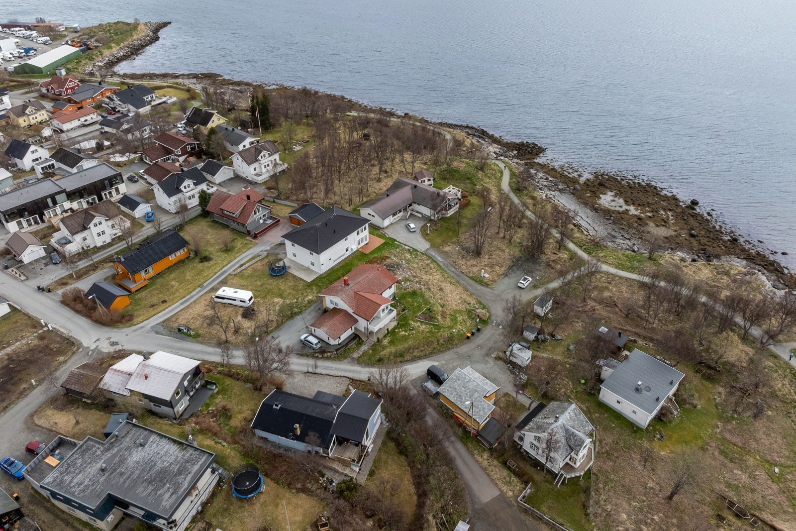Det er også kort vei til skole, barnehage, dagligvare og busstopp med gode bussforbindelser til UiT/UNN, sentrum og Giæverbukta.