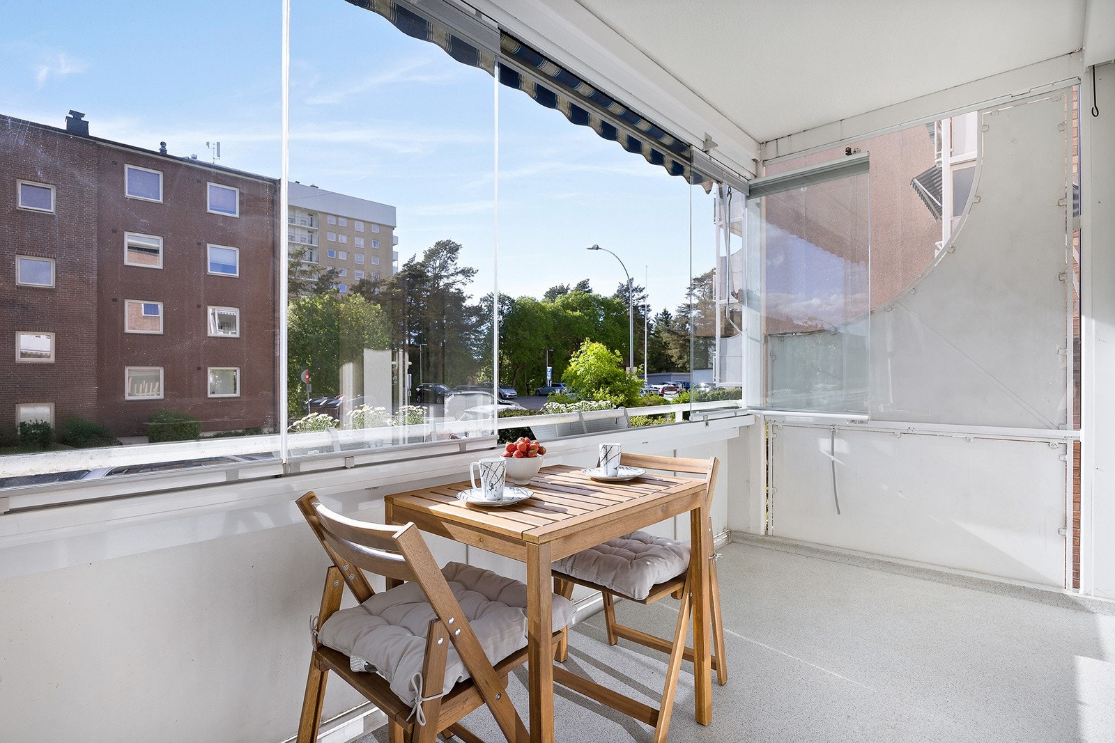 Balkongen har hyggelig utsyn og markise Galleribilde